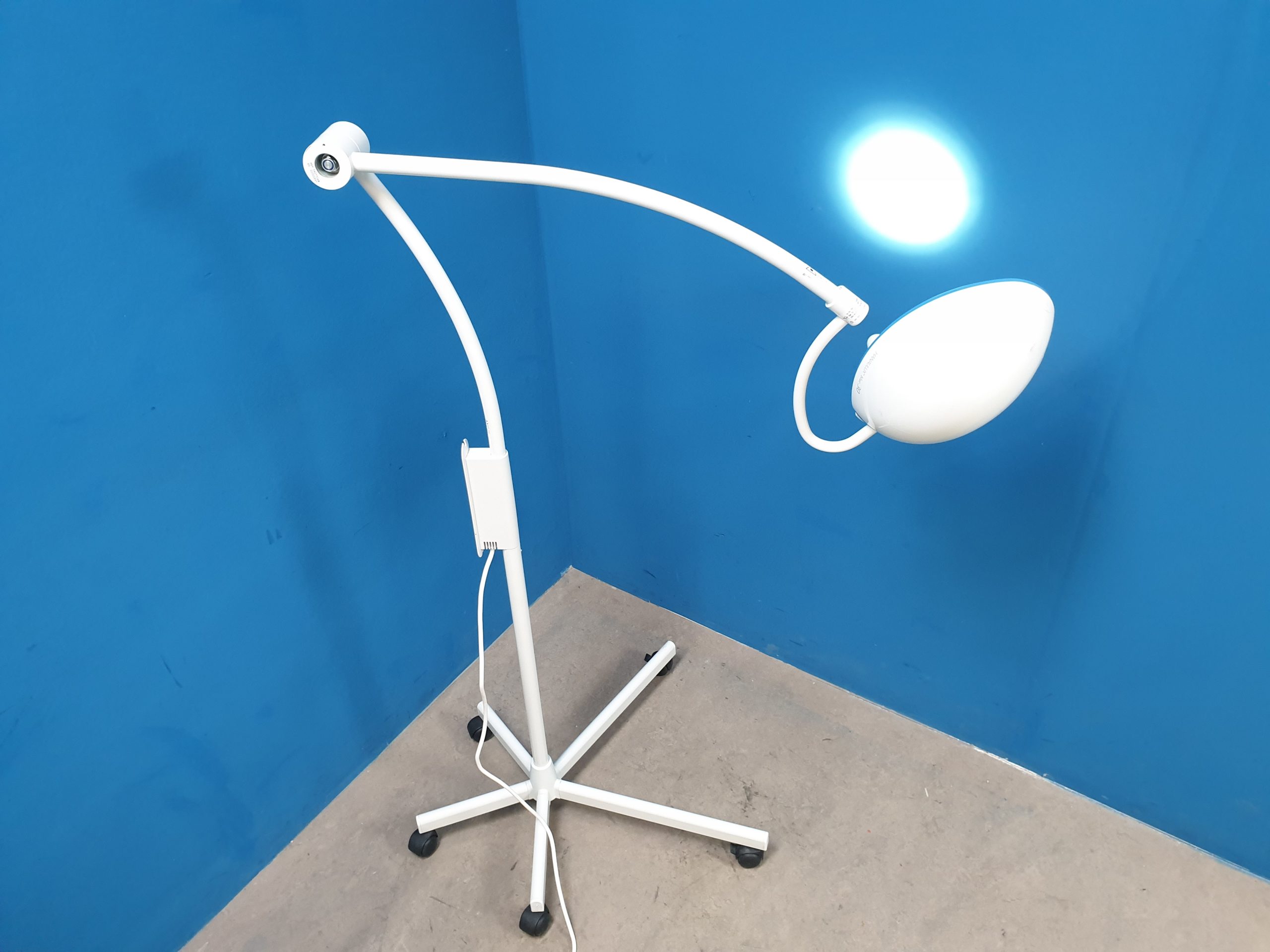 Maquet Blue 30 Behandlungslampe Fahrbar mobil Untersuchungslampe thumbnail 8