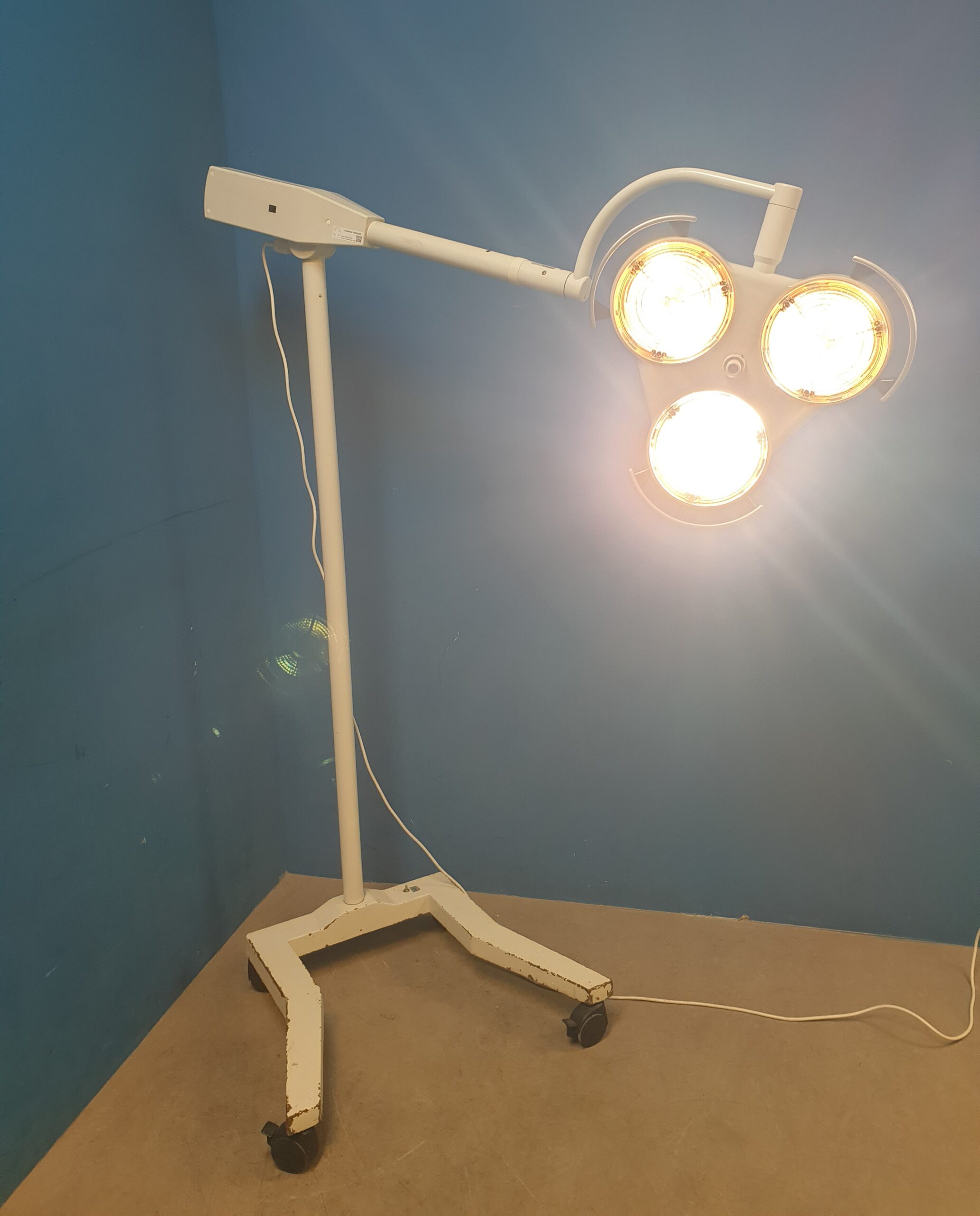 Hanaulux 2003 Fahrbare OP-Lampe Fahrbar Stativmodell — image 1 of 18
