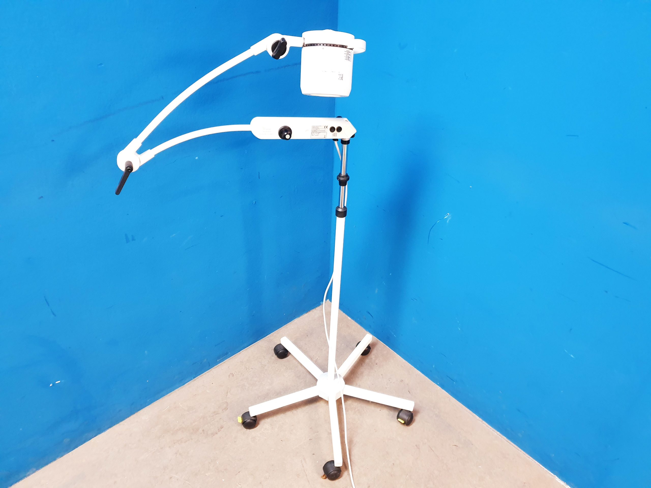 Dr. MACH 115 Behandlungslampe auf Stativ mit Rollen – Rollbar thumbnail 3