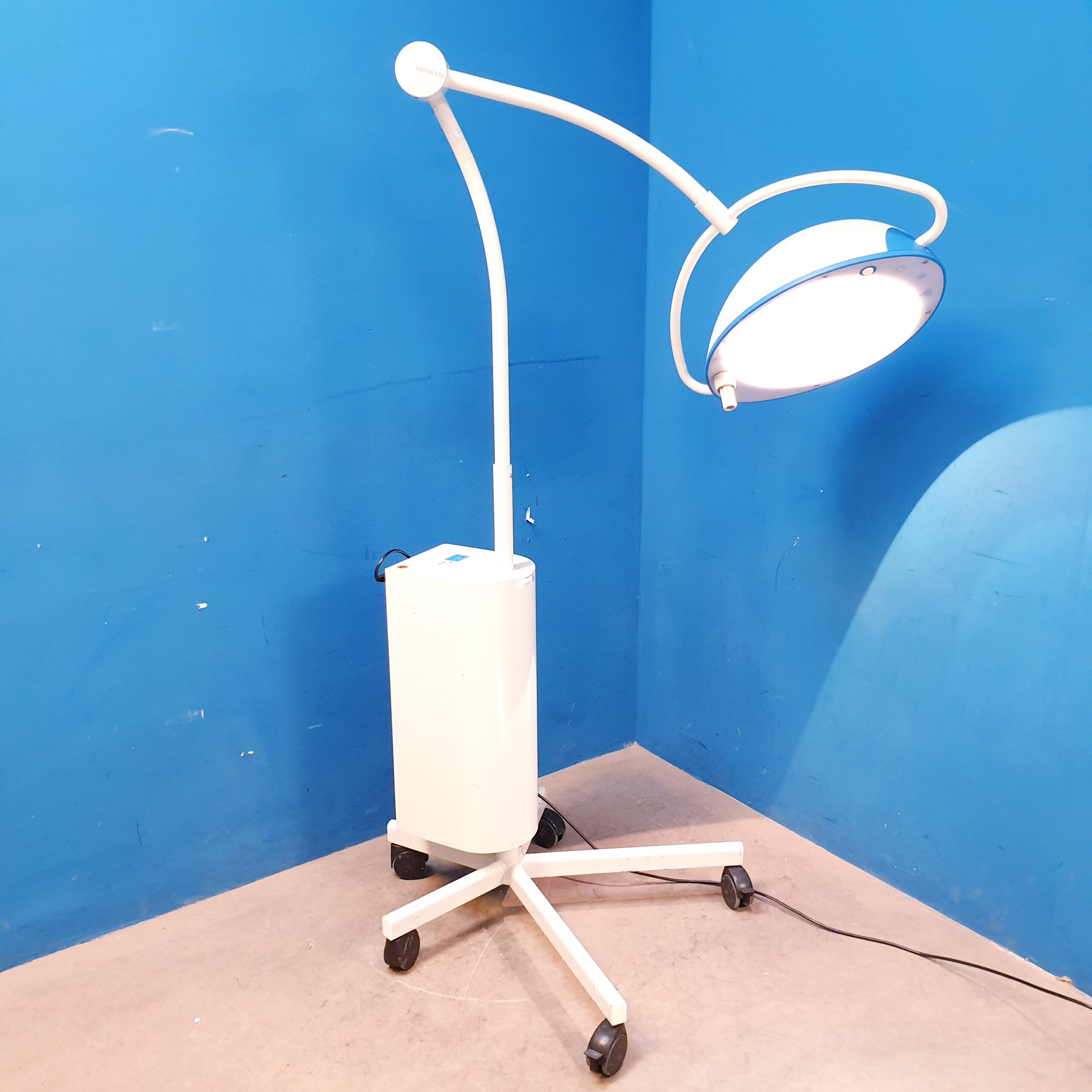Heraeus Hanaulux Blue 80 mobile OP-Leuchte Fahrbar — image 1 of 12