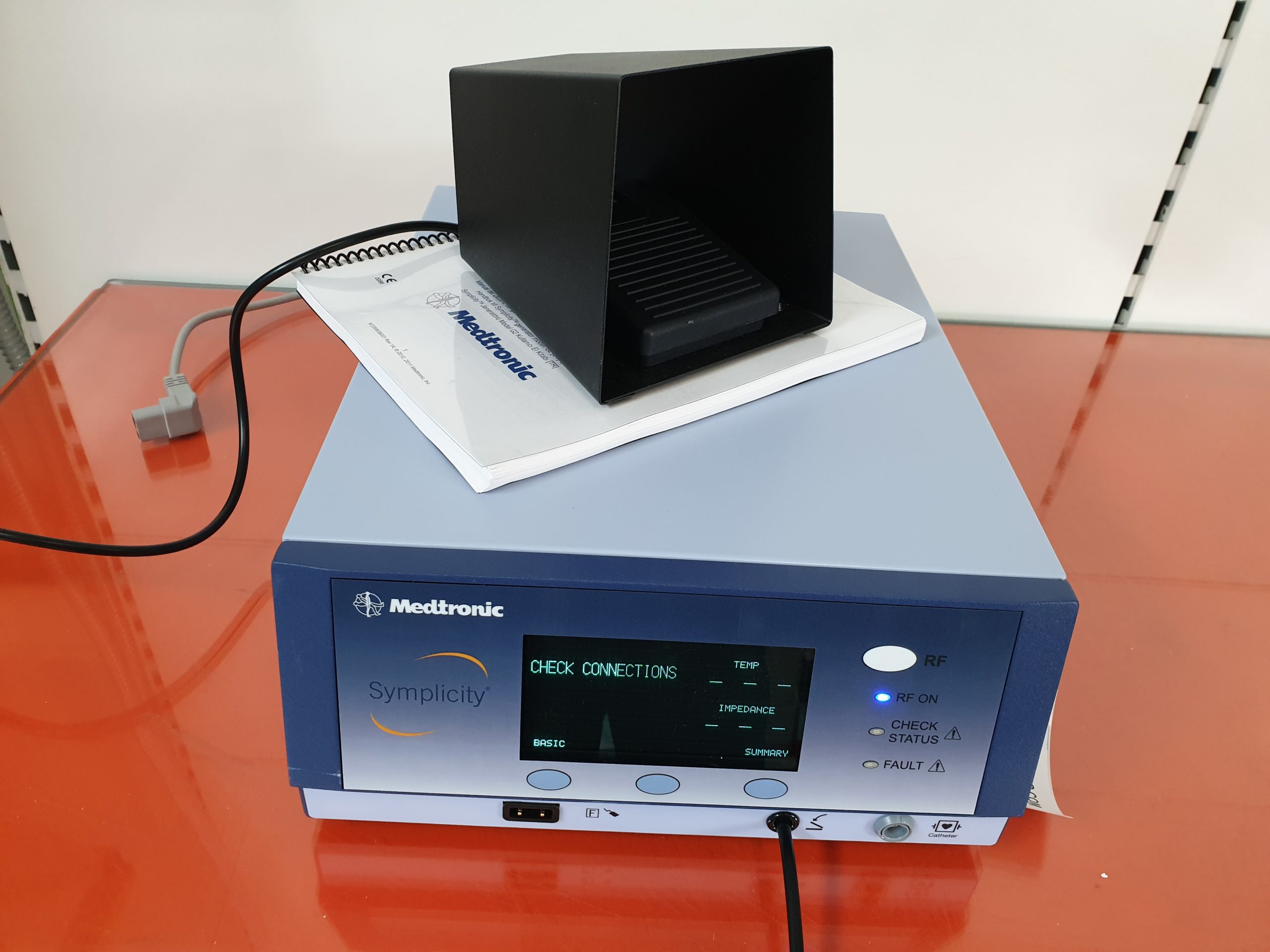 Medtronic Symplicity G2 RF-Generator Ablationsgerät DOM 2013 — image 1 of 10