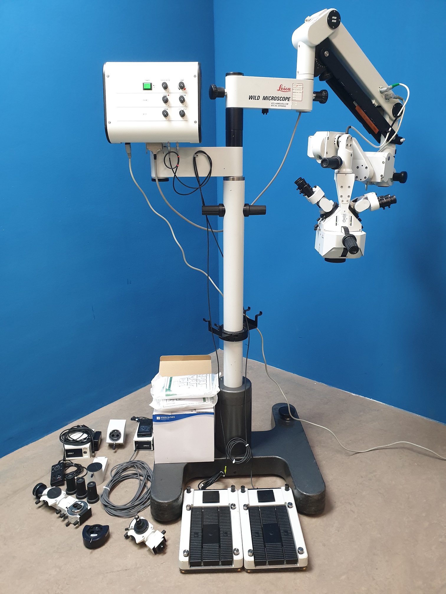 Leica M680 // M 680 OP-Mikroskop für Chirurgie / Surgical Microscope mit 2 Fußschalter mit Zubehör — image 1 of 9