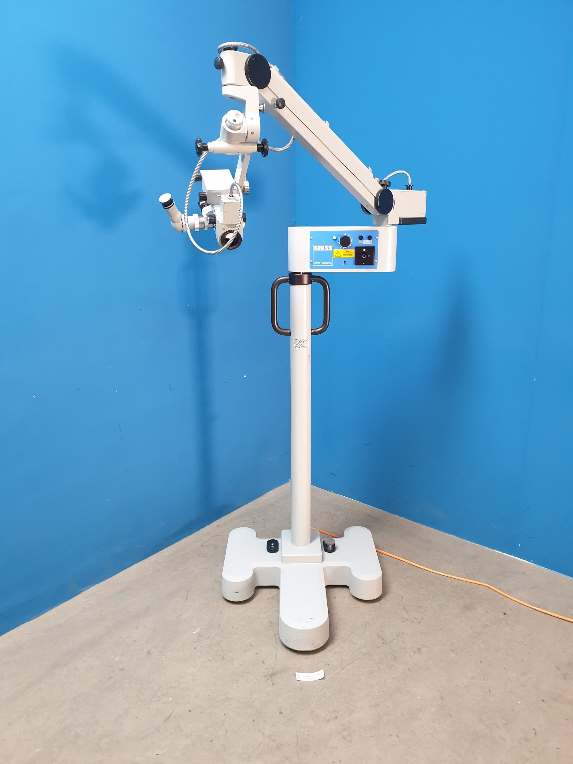 Karl Zeiss Zeiss OPMI MDM Surgical Microscope with Universal S21 Stand 12,5x Objectives — image 1 of 19