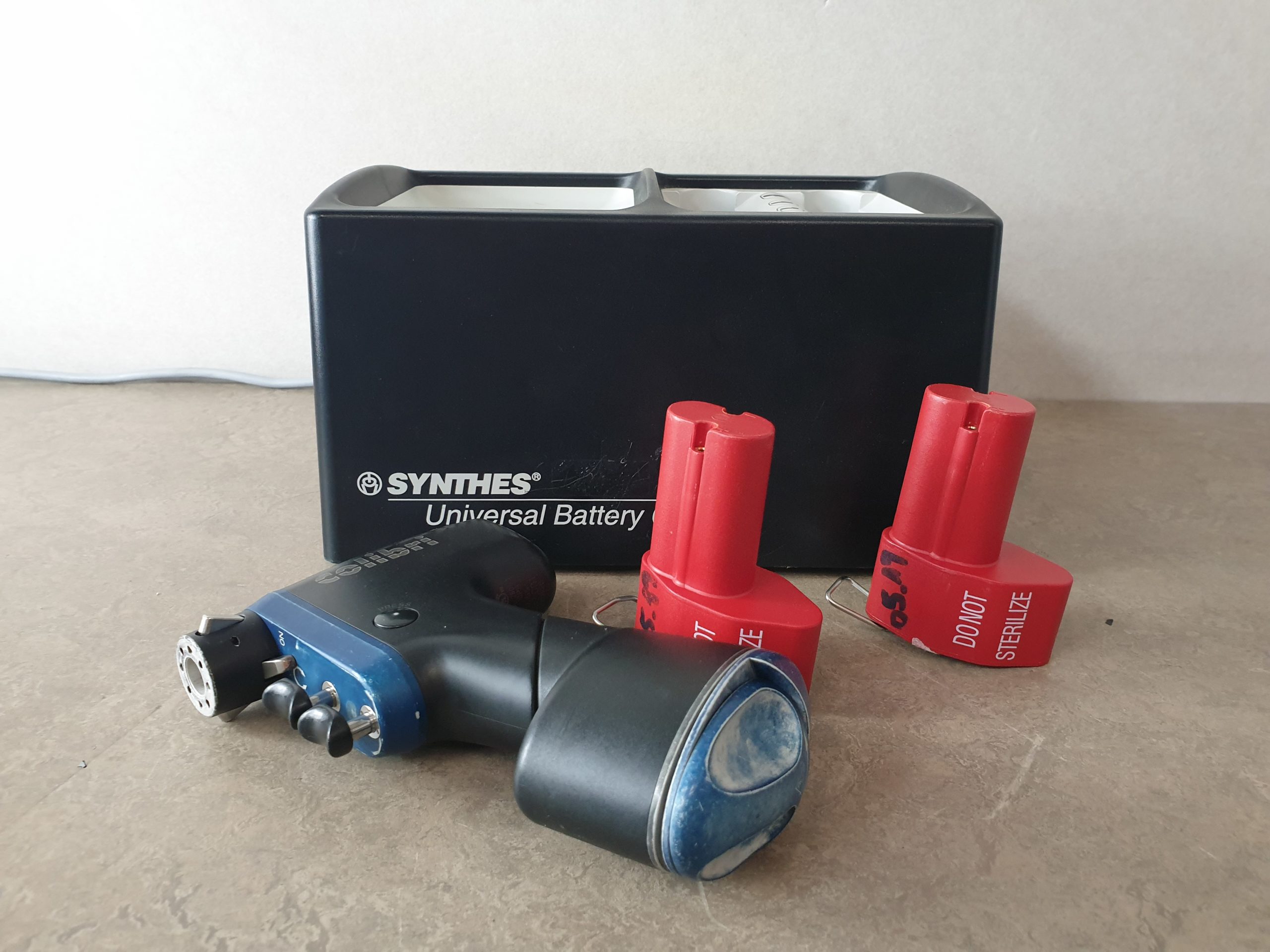 Synthes Universal Battery Charger 530.600 + 2 x Akkus 532.003 + 1 x 532.002 Battery Case + Colibri 532.001 — image 1 of 12