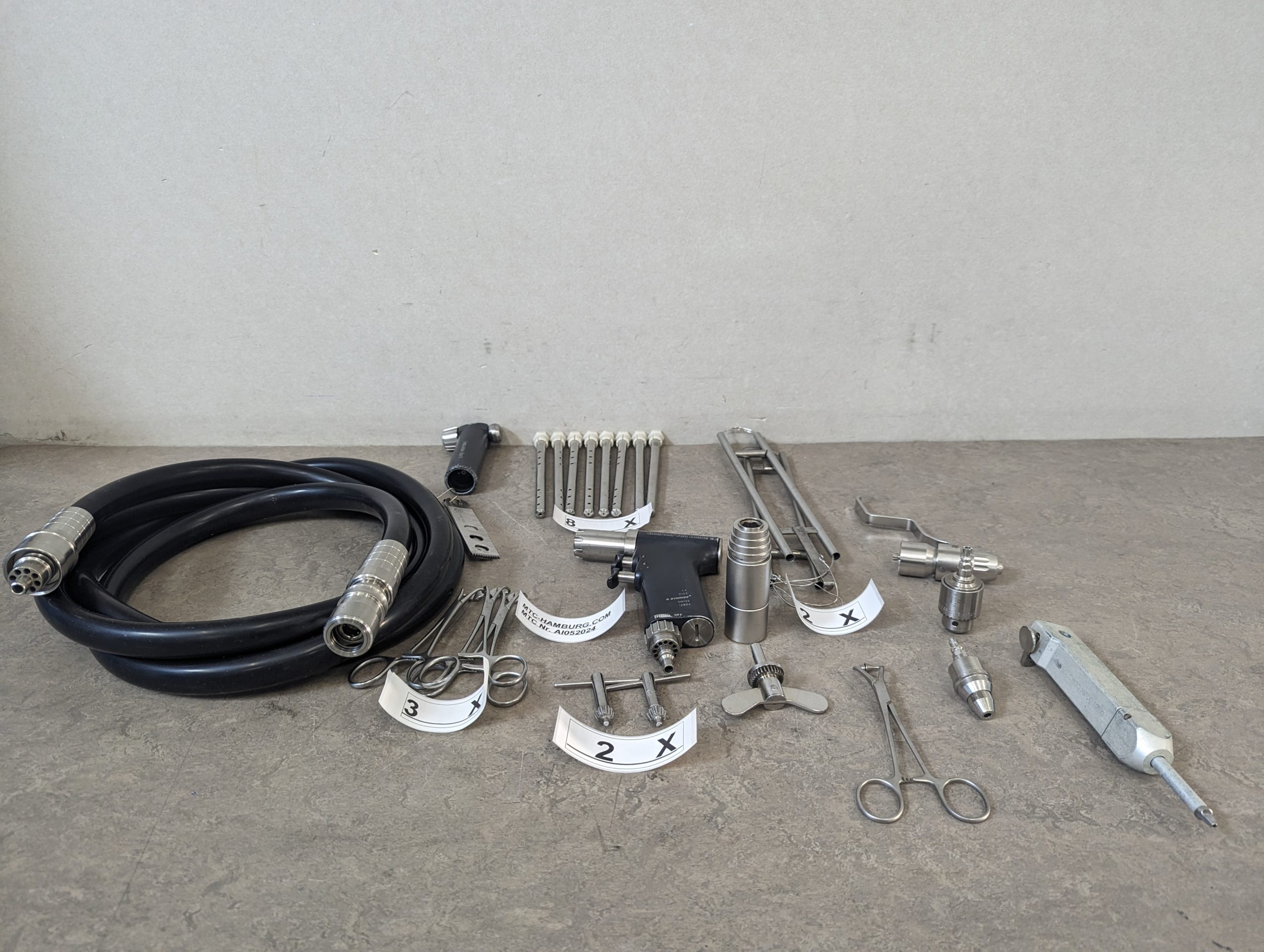 Synthes Compact Air Drive II 511.701 + OSteo 12100 + Swiss 511.785 + 511.750 + 511.730 + Oscillating Saw II 511.801 + Druckluftschlauch … thumbnail 2