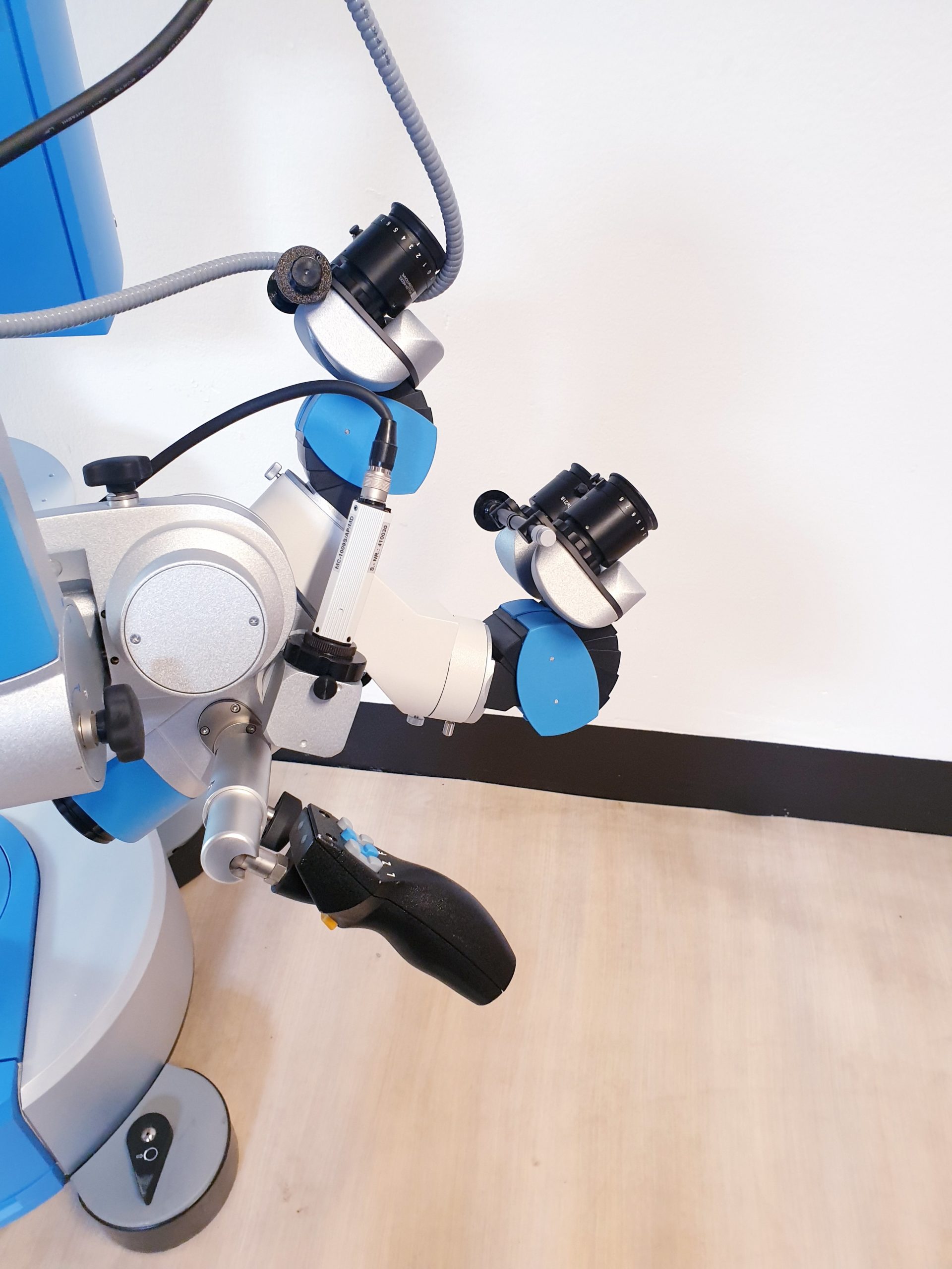 HS Möller Hi-R700 Surgical Microscope DOM2010 thumbnail 5