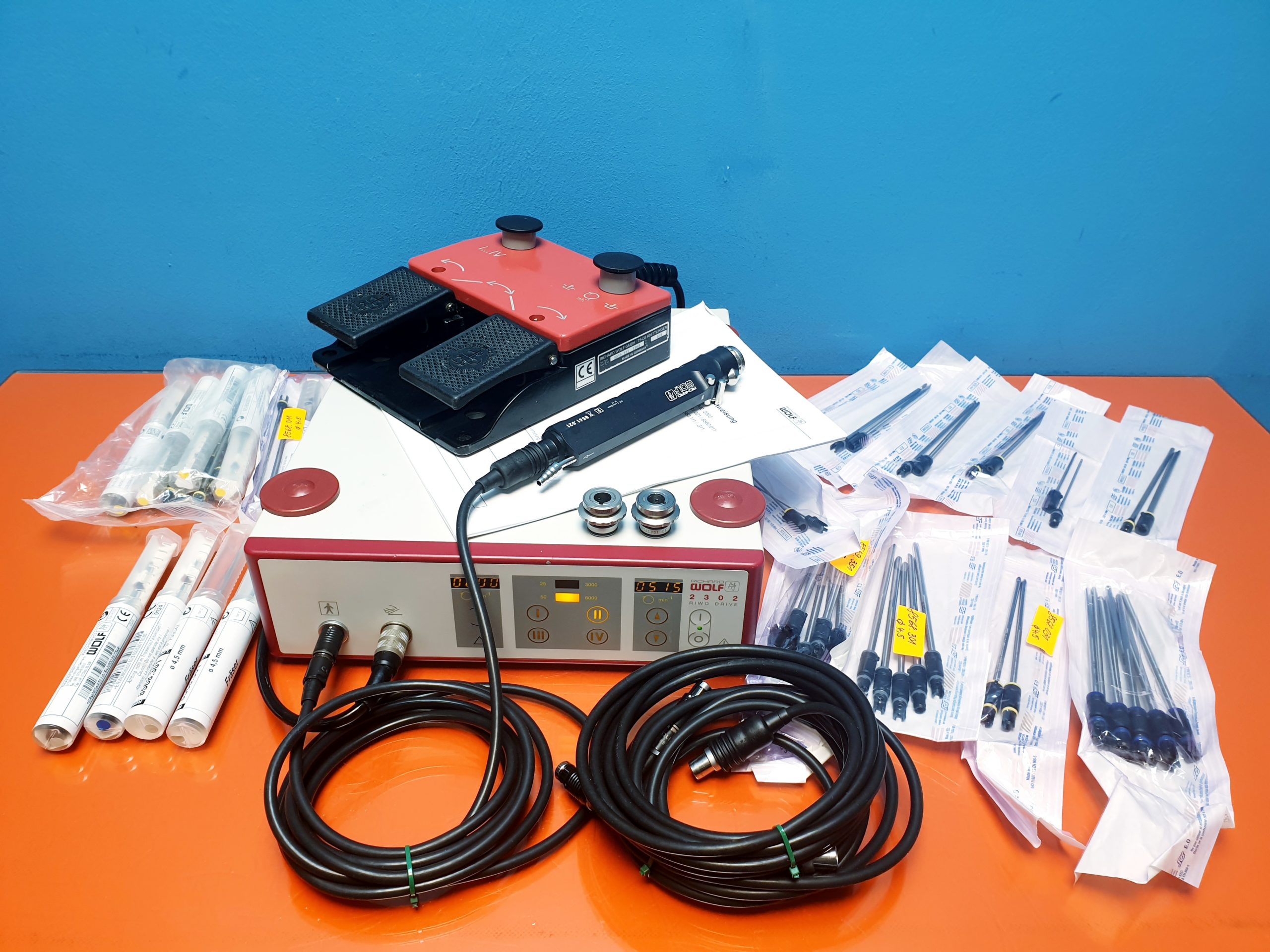 Richard Wolf Riwo Drive Generator / 2302.001 mit 1 Handstück, Fußschalter, div. Shaveraufsätze — image 1 of 7