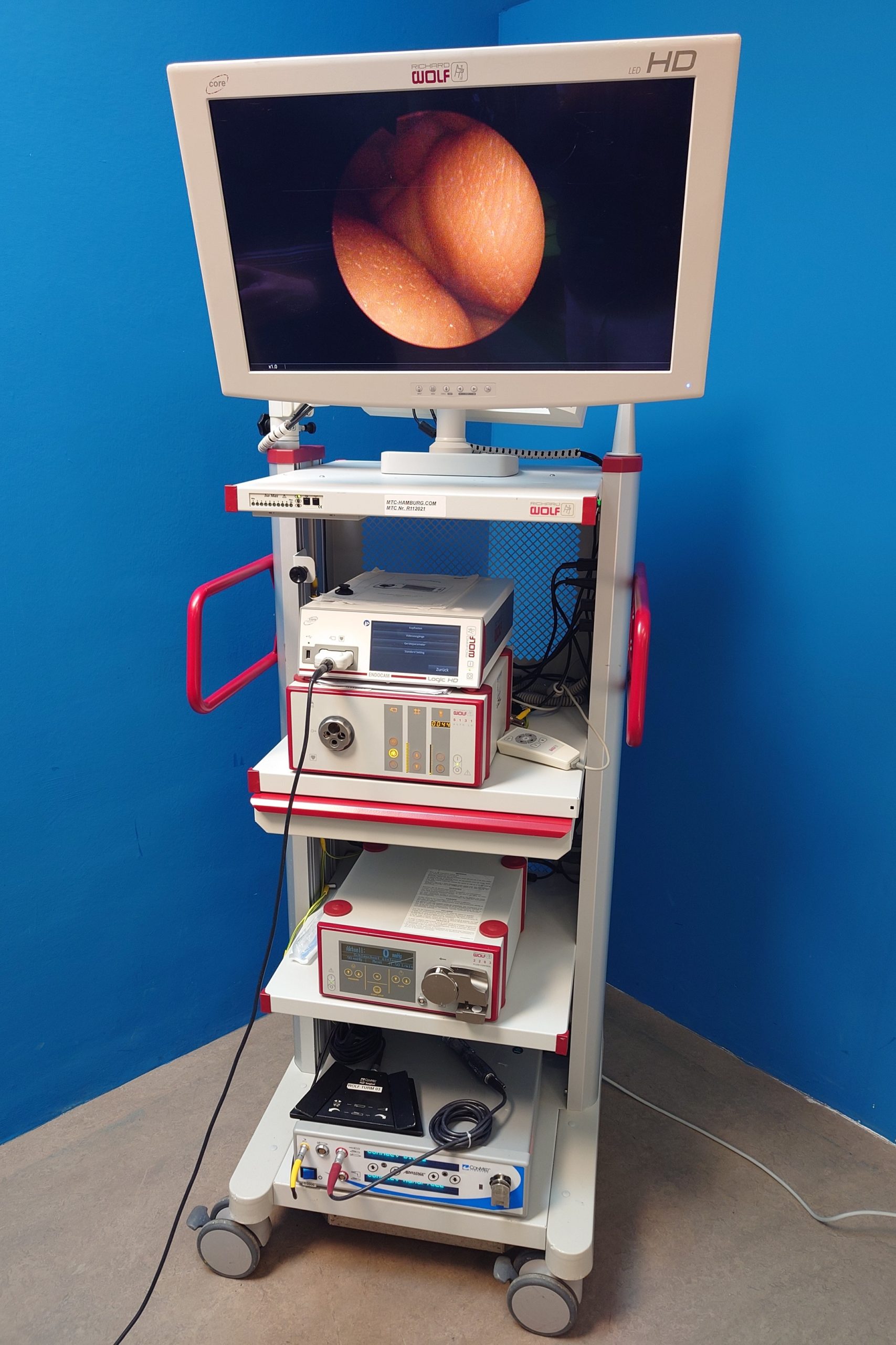 Arthroskopie Turm: Richard Wolf Endocam Logic HD Core + Richard Wolf 5131 Auto LP Lichtquelle + Richard Wolf 2203 Elektrothermisches Arthroskopie-system Conmed Advantage D3000 + Conmed Ergo Handstck + HD led 26 Zoll Monitor — image 1 of 18