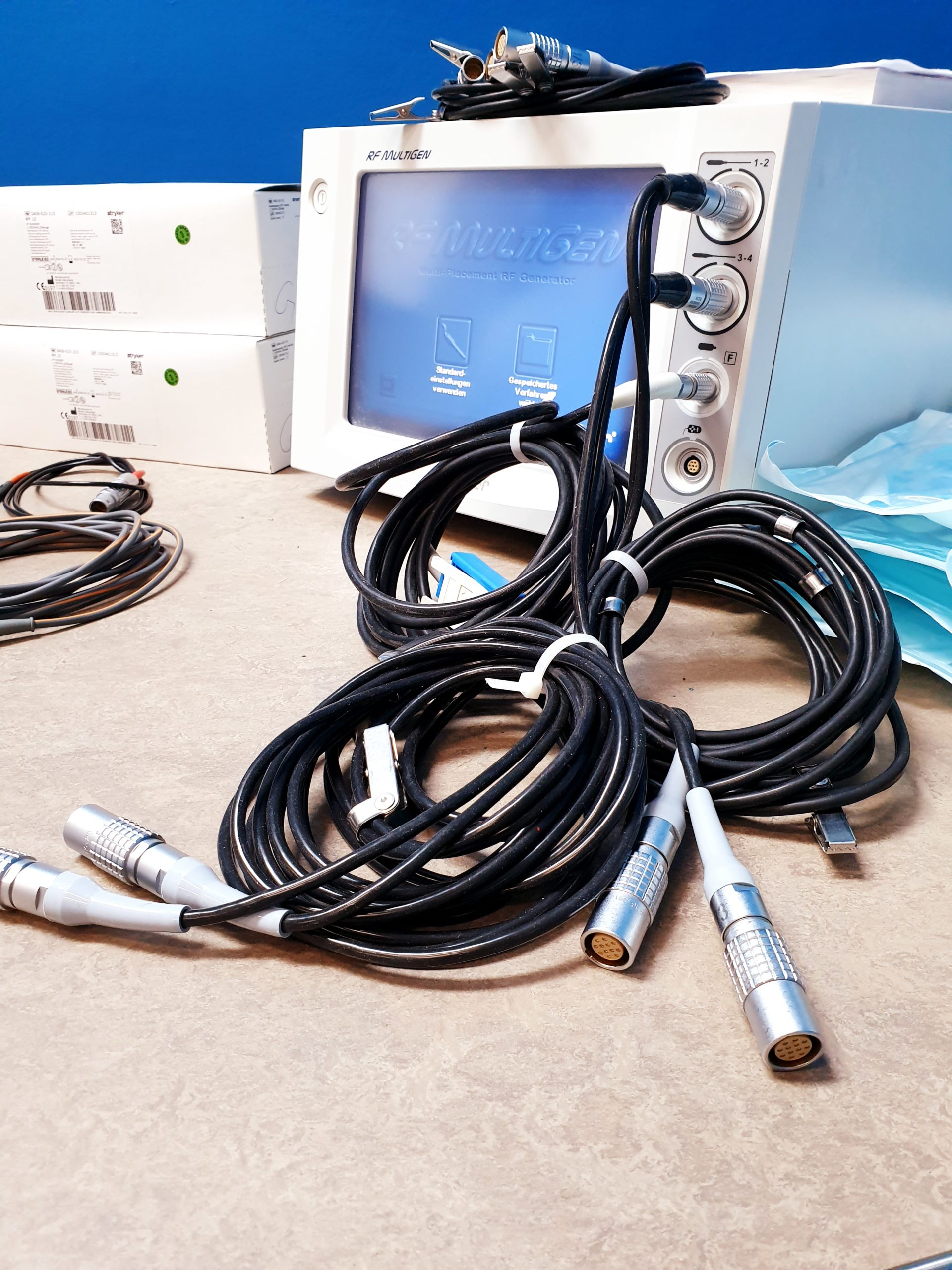 Stryker RF MultiGen 0406-900-000 Ineterventional Spine Generator mit Zubehör thumbnail 6