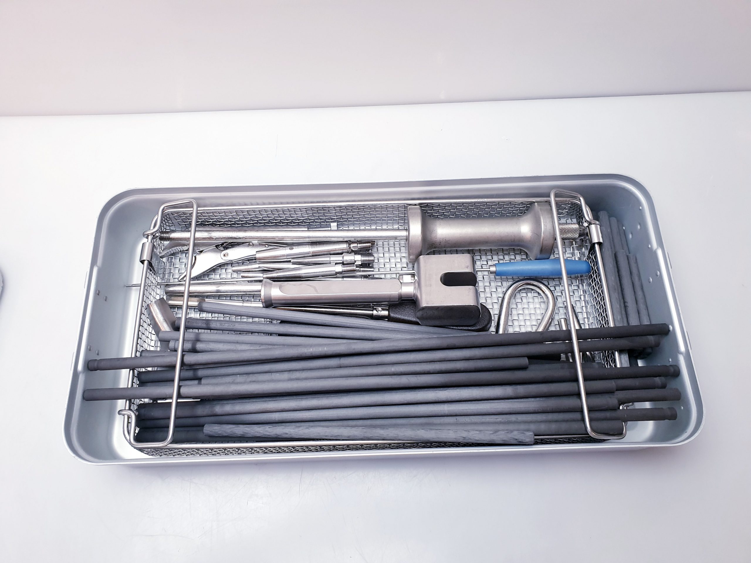 Synthes swiss 394.90 L550 + 394.89 L500 + 394.87 L400 + 85-4667 Op Instrumente — image 1 of 72