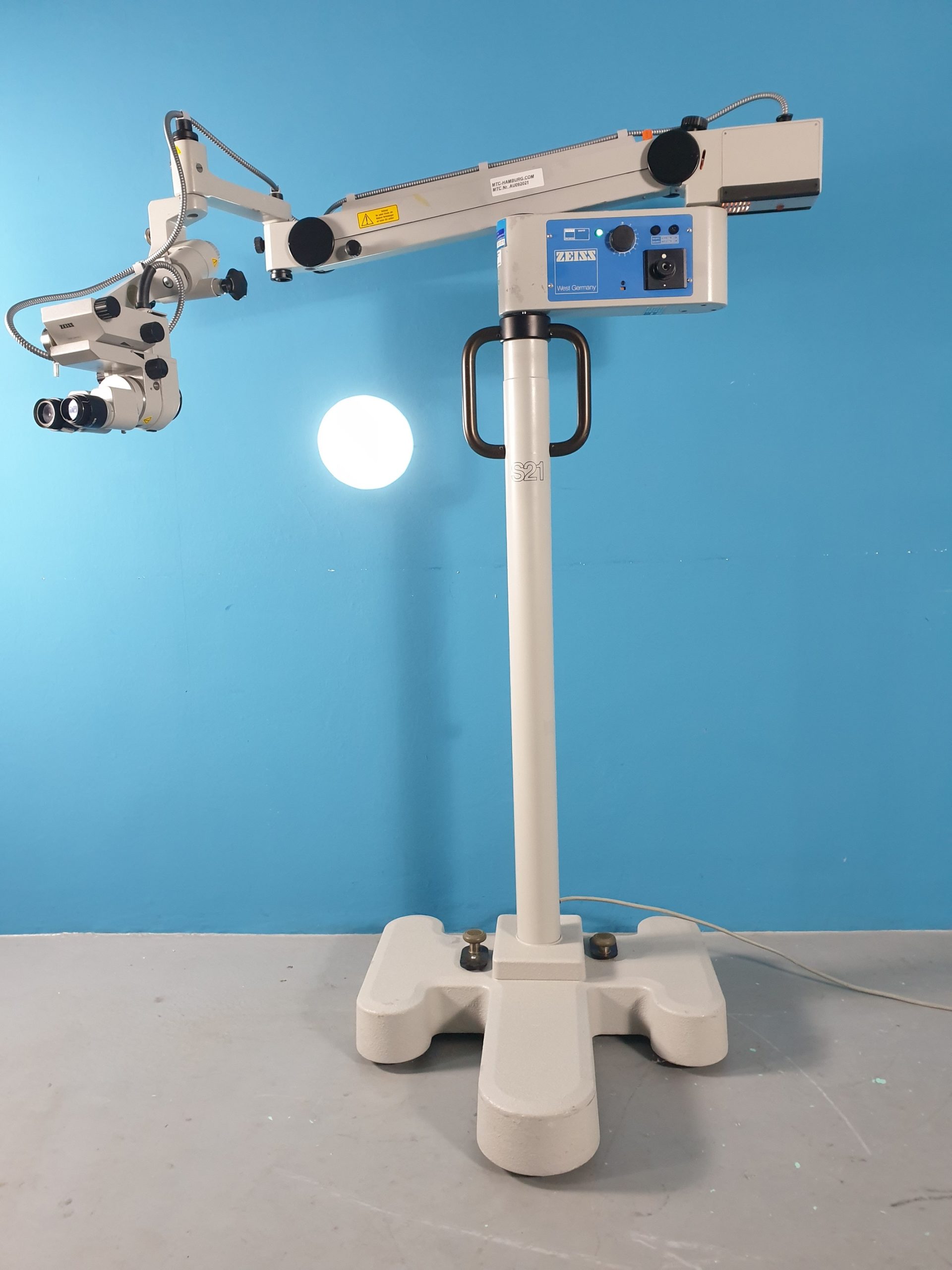 Carl Zeiss OPMI MDM OP-Mikroskop auf S21 fahrbarem Stativ — image 1 of 9