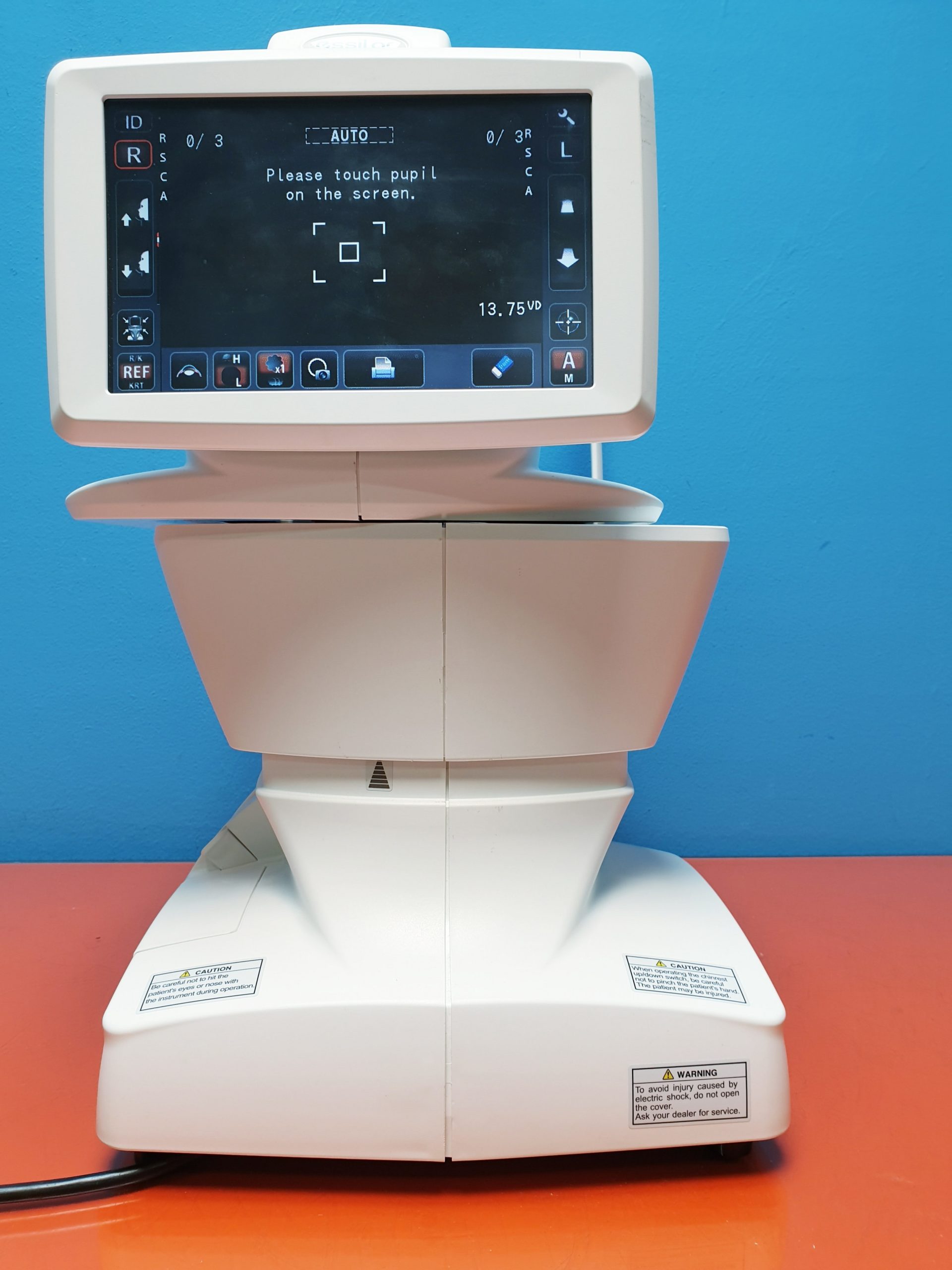Essilor AKR 700 // AKR700Autorefraktometer Keratometer DOM 2015 — image 1 of 3