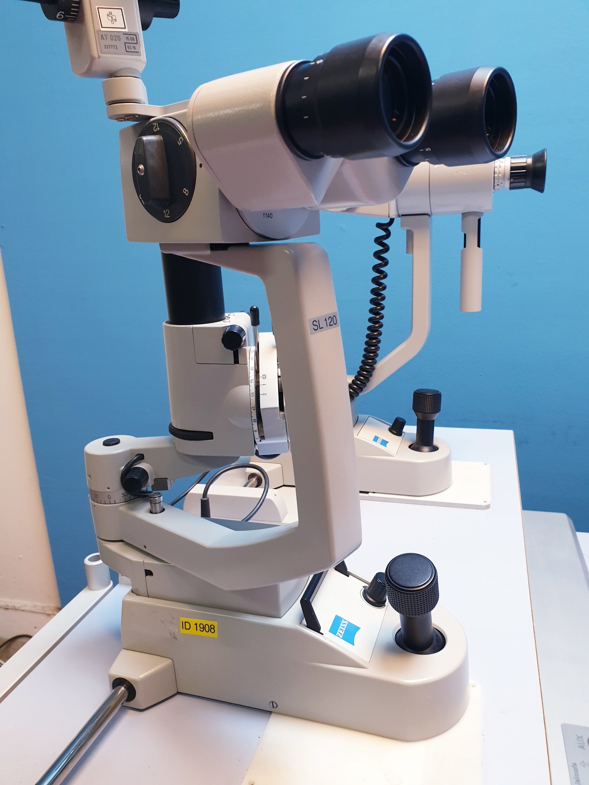 WAGNER & GRUDER MIKROLA Untersuchungseinheit mit ZEISS SZP 350 Projector, ZEISS SL 120 Spaltlampe und CL 110 Ophthalmometer, …. thumbnail 7