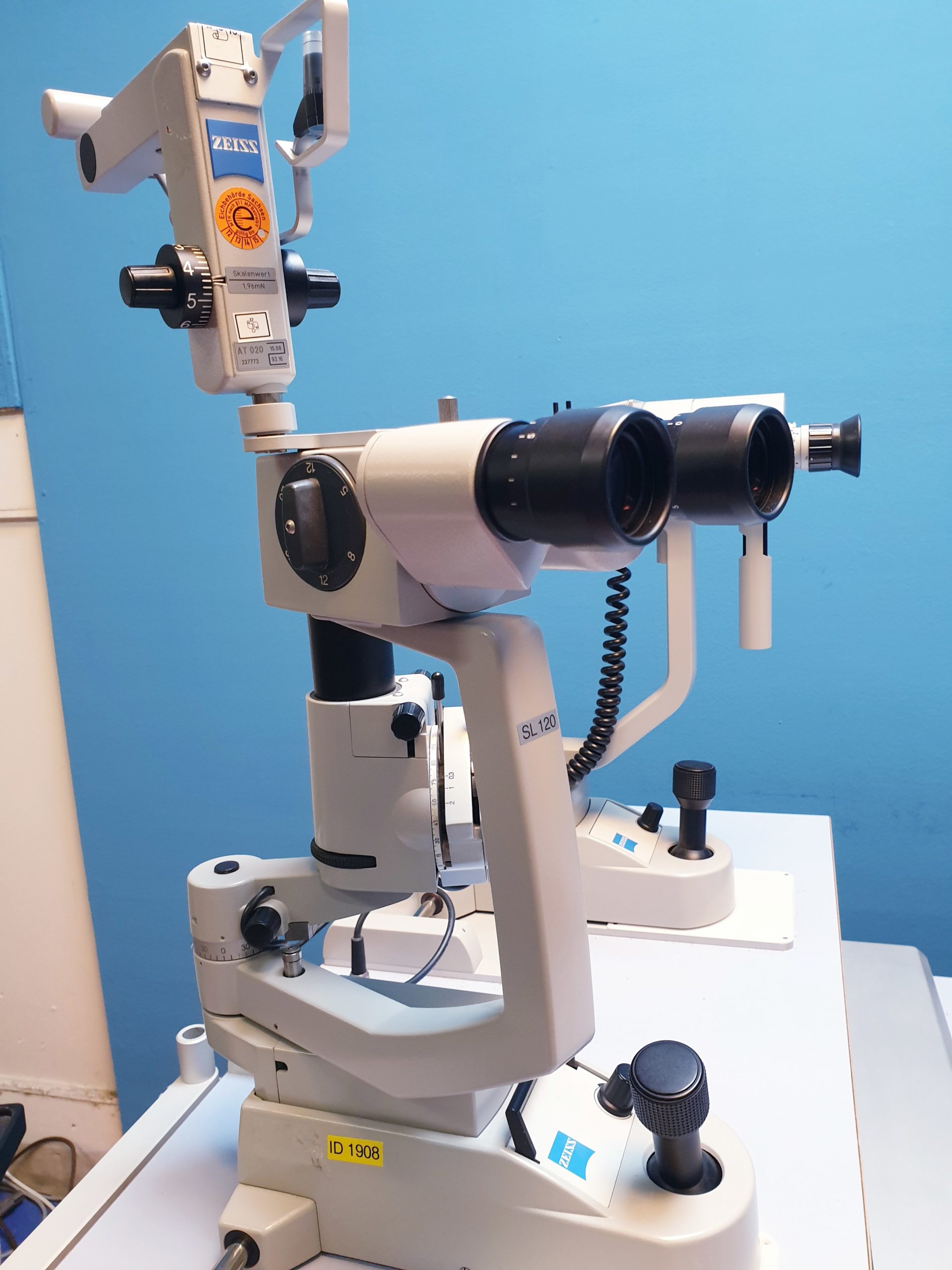 WAGNER & GRUDER MIKROLA Untersuchungseinheit mit ZEISS SZP 350 Projector, ZEISS SL 120 Spaltlampe und CL 110 Ophthalmometer, …. thumbnail 8