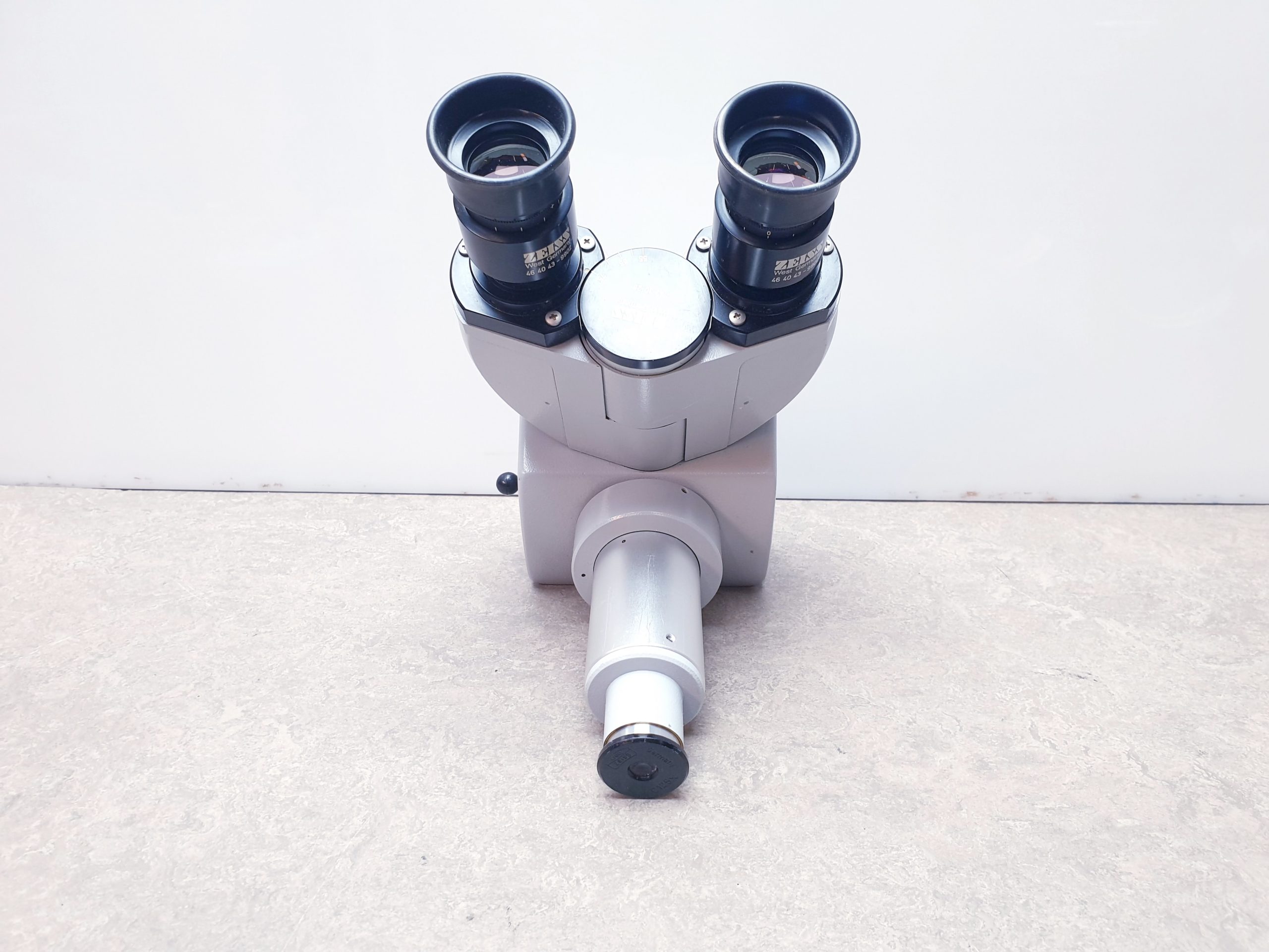 Zeiss 473028 + 46 40 43 – 9902 4Oculare Beobachter Kpl-W10X 18 — image 1 of 12