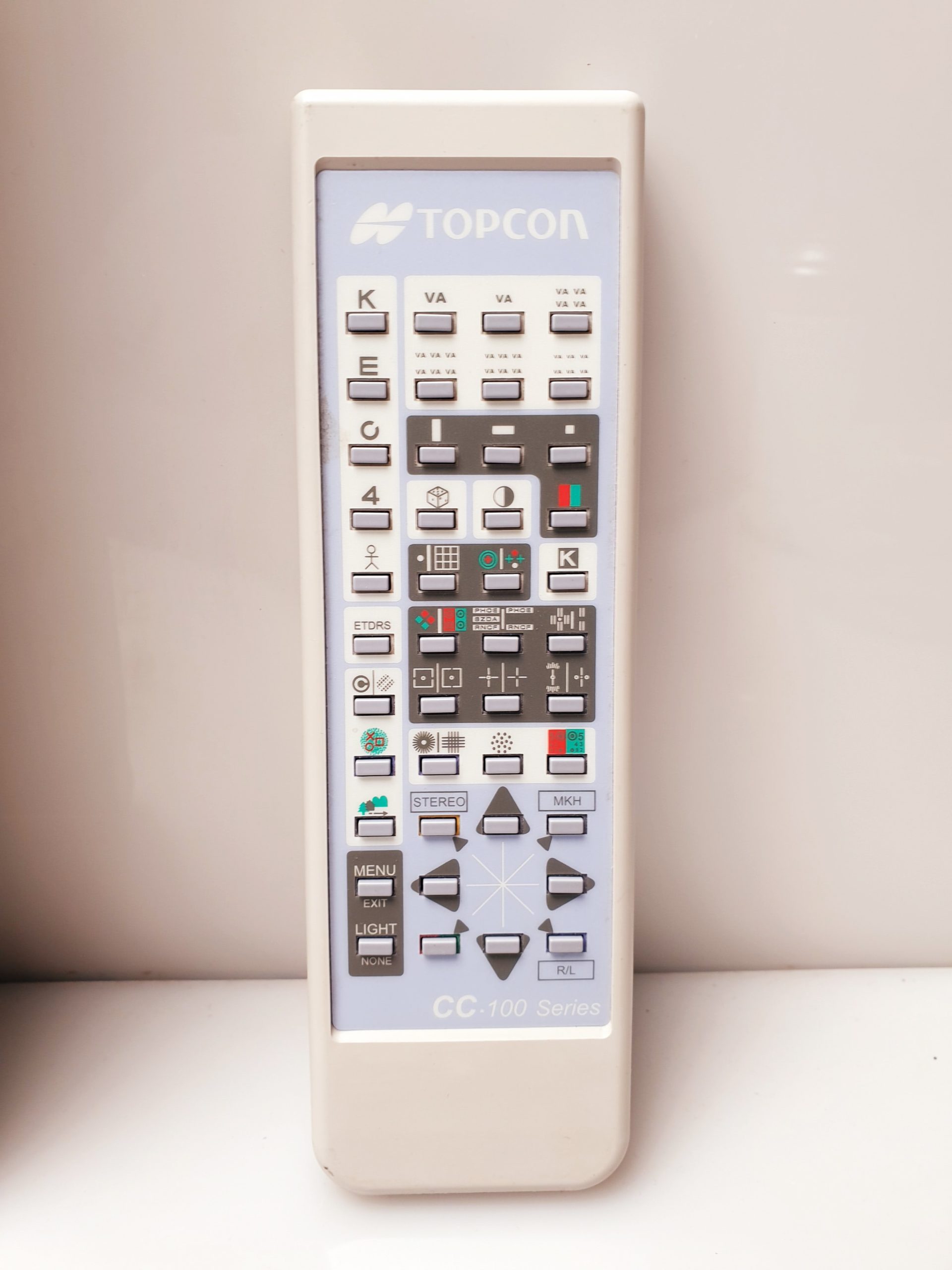 Topcon CC-100XP Sehprüfsystem Computerized Chart Unit — image 1 of 6