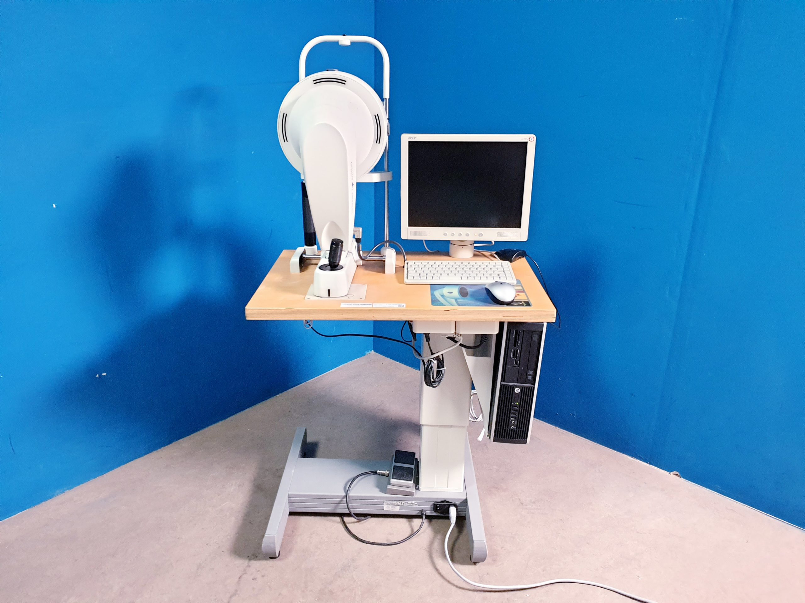 Oculus Pentacam 70700 Anterior Eye Segment Tomography System — image 1 of 18