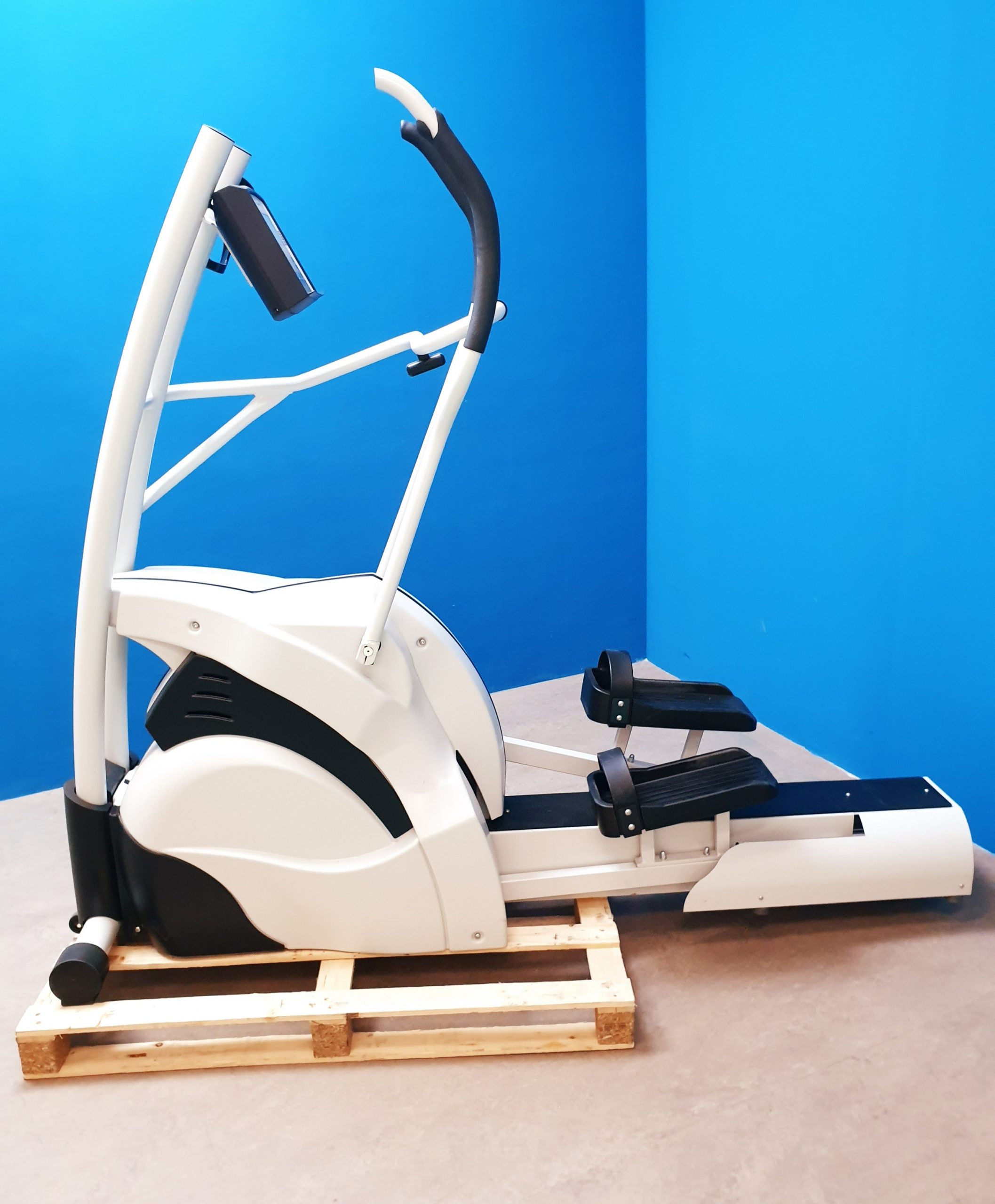 Ergo-Fit Cross 4007 MED Ellipsentrainer mit einer besonders gelenkschonenden Bewegung — image 1 of 9