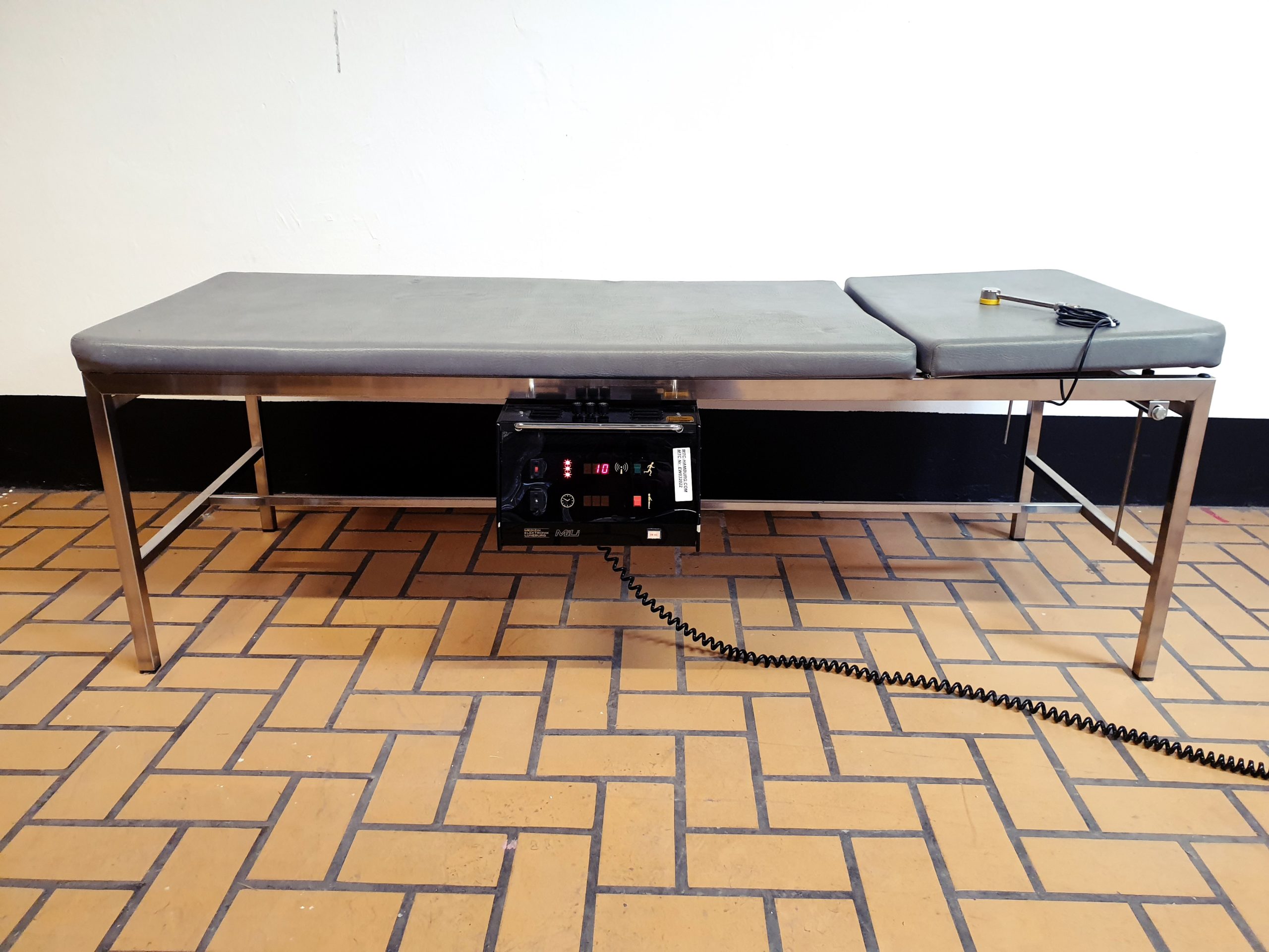 Mili Liege Behadlungsliege mit MiLi 250 W Applikator — image 1 of 8
