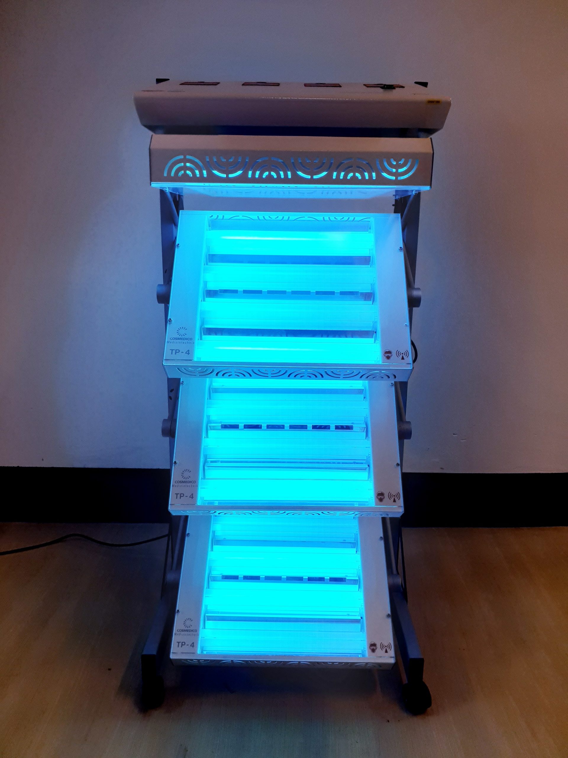 Cosmedico TP-4 UV-Therapiesystem Teilbestrahlungsgerät Hand Gesicht Vitiligo Bestrahlung — image 1 of 4
