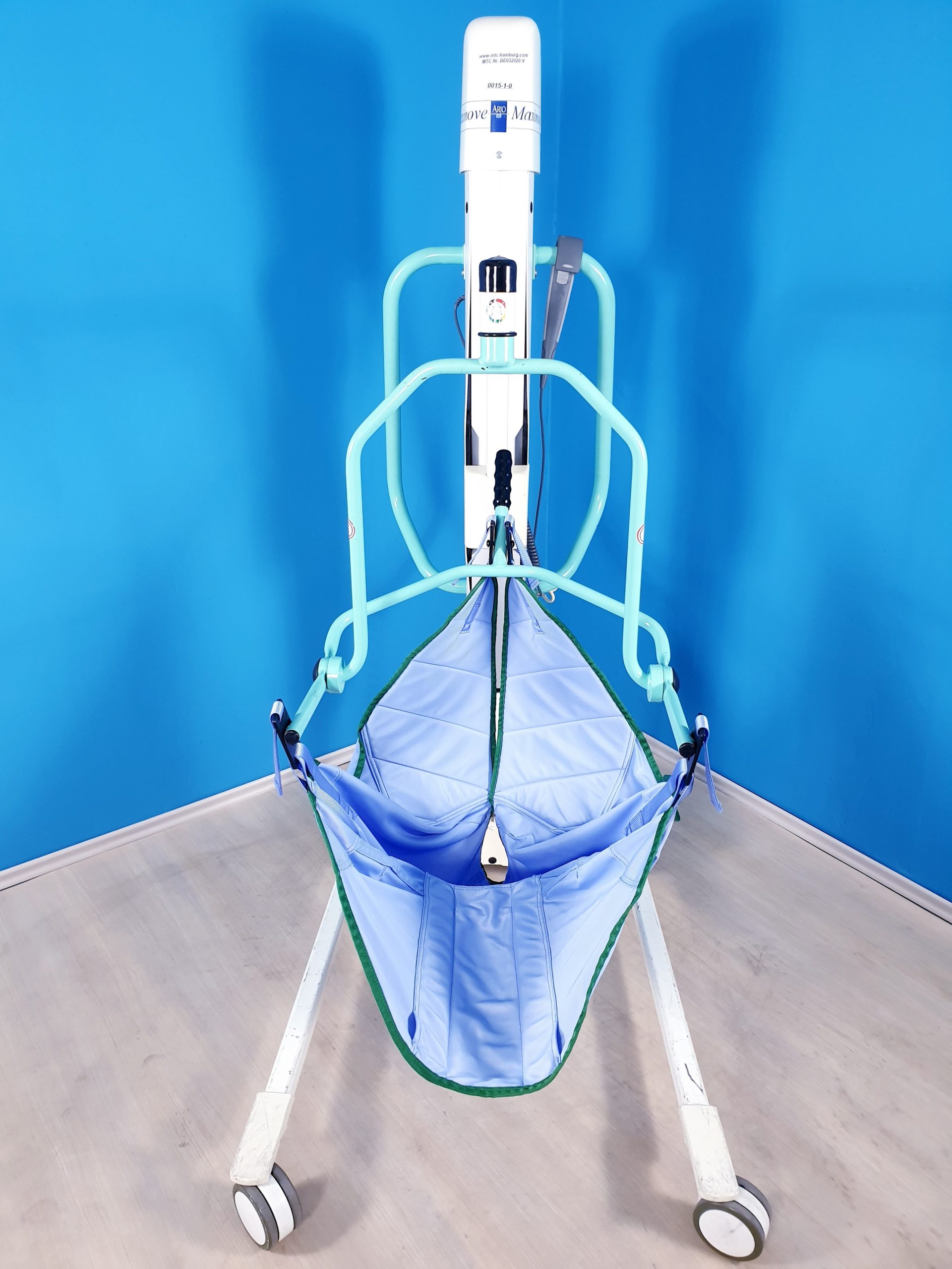ARJO MAXI MOVE // MAXIMOVE Patientenlift Lift mit Ladegerät — image 1 of 7