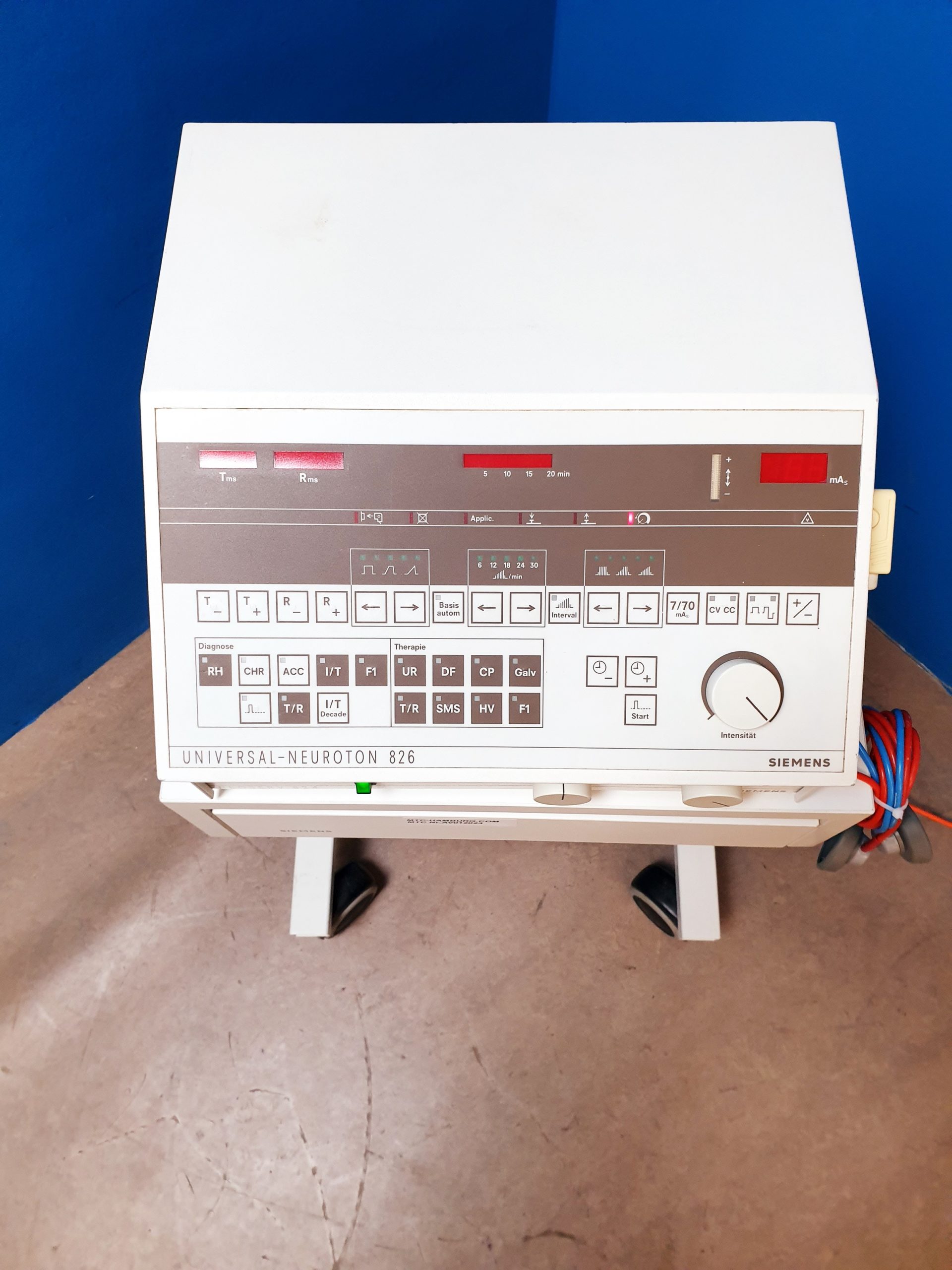 Siemens Universal Neuroton 826 Reizstrom Physiotherapie + Siemens Neoserv 824 auf einem Rollwagen — image 1 of 7