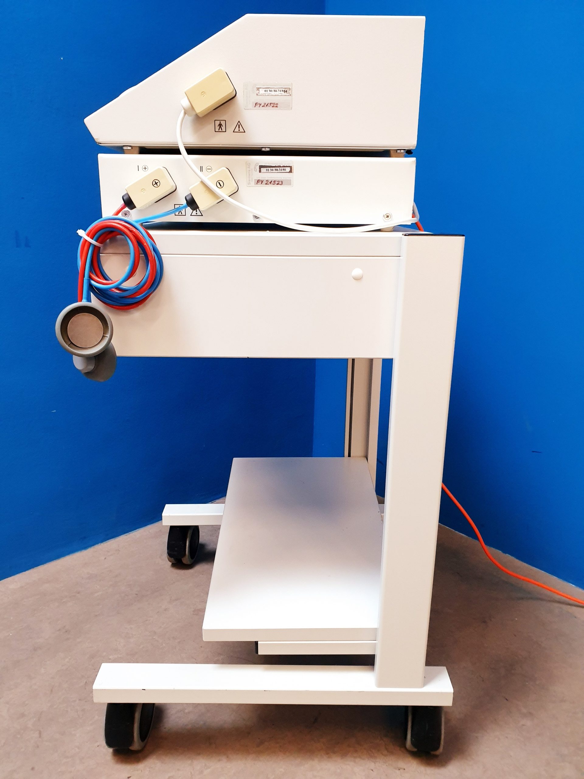 Siemens Universal Neuroton 826 Reizstrom Physiotherapie + Siemens Neoserv 824 auf einem Rollwagen thumbnail 4