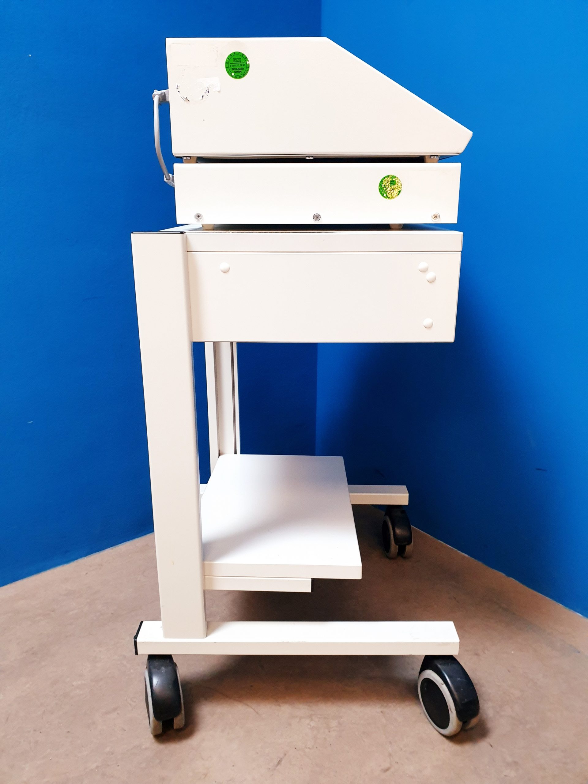 Siemens Universal Neuroton 826 Reizstrom Physiotherapie + Siemens Neoserv 824 auf einem Rollwagen thumbnail 7
