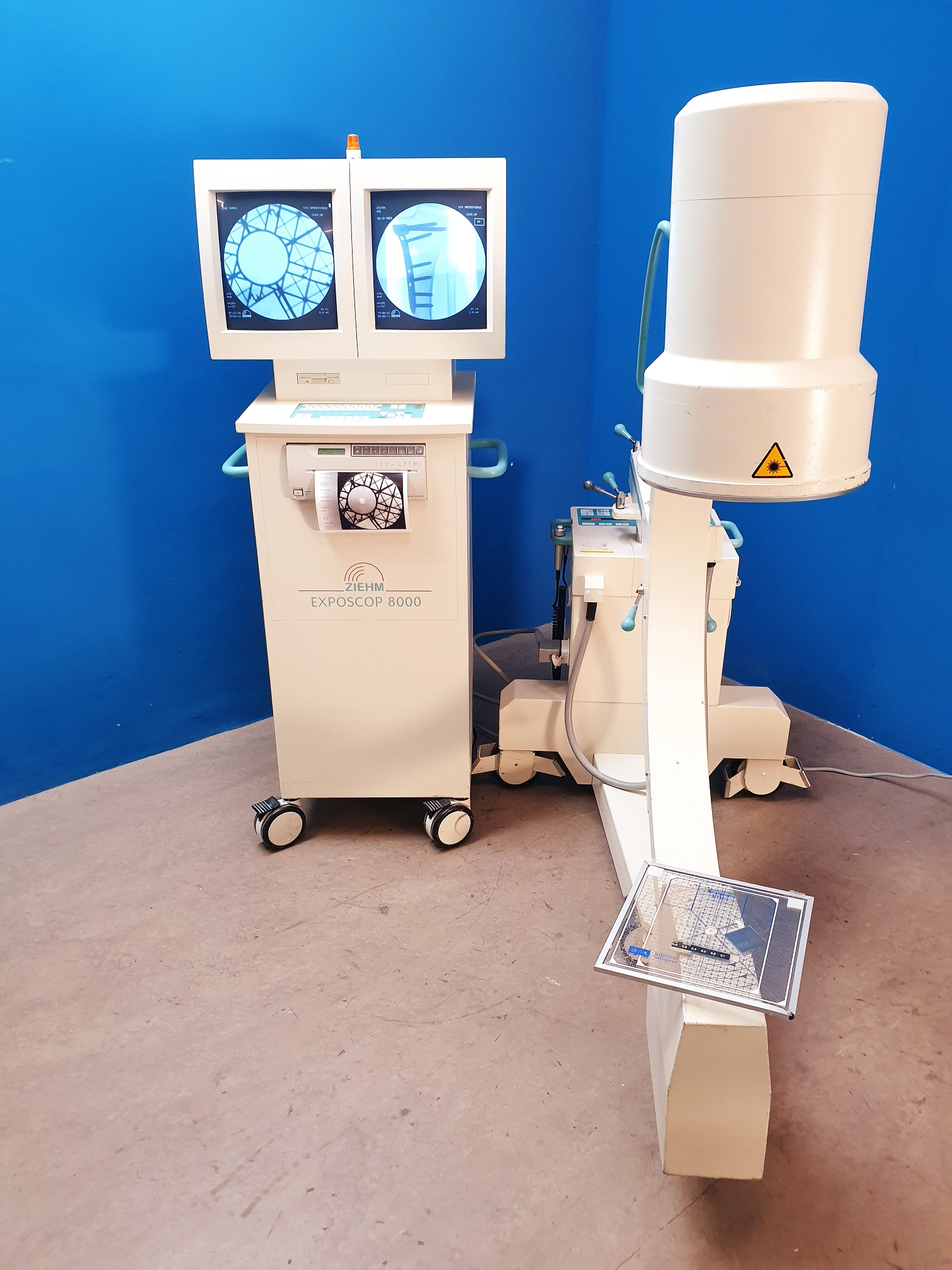 Ziehm Exposcop 8000 C Bogen Mobiles Röntgengerät mit doppeltem Monitor — image 1 of 4