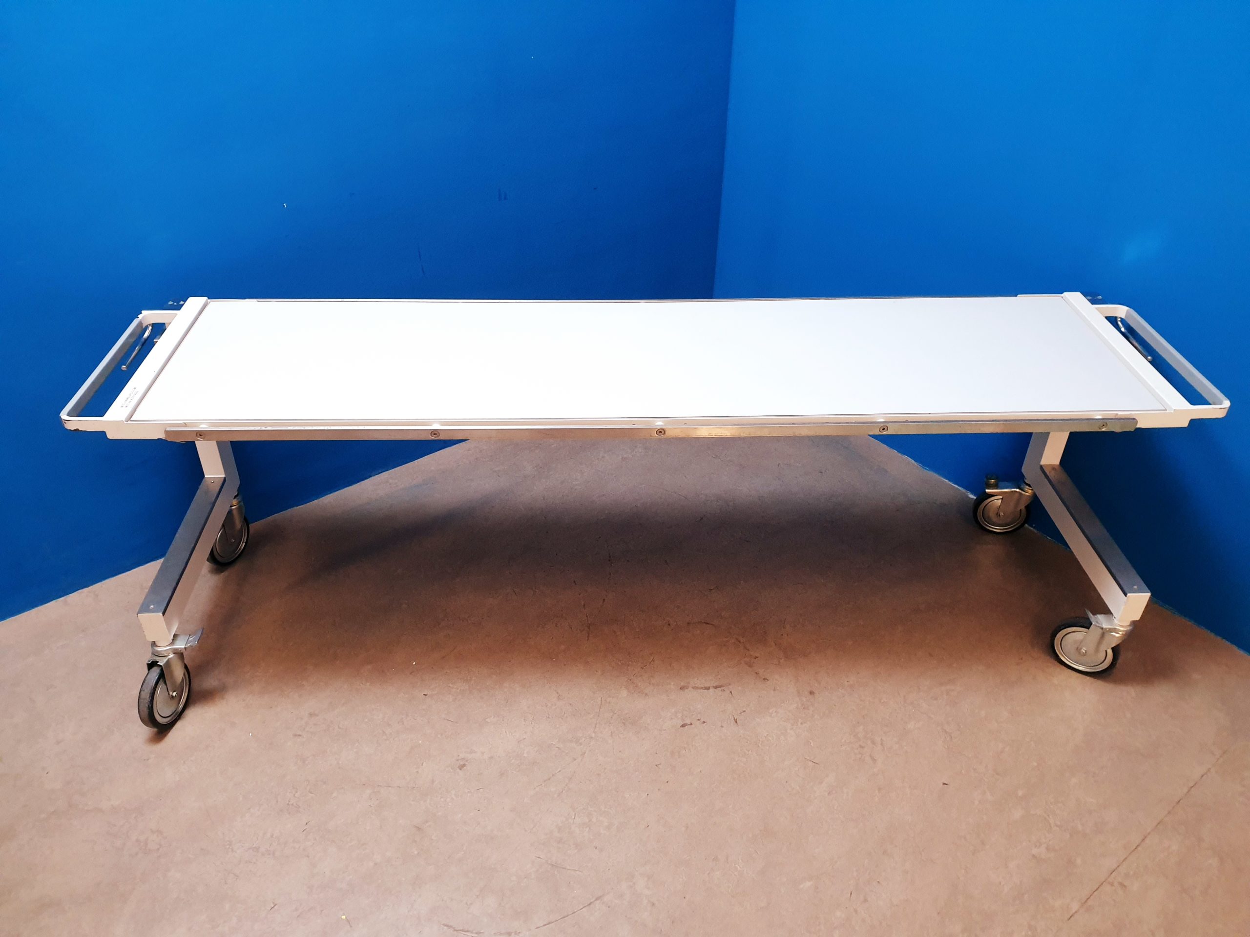 Maquet Transmobil fahrbarer Patiententransporter mit verstellbare Rückenplatte und abnehmbare Tischplatte — image 1 of 5