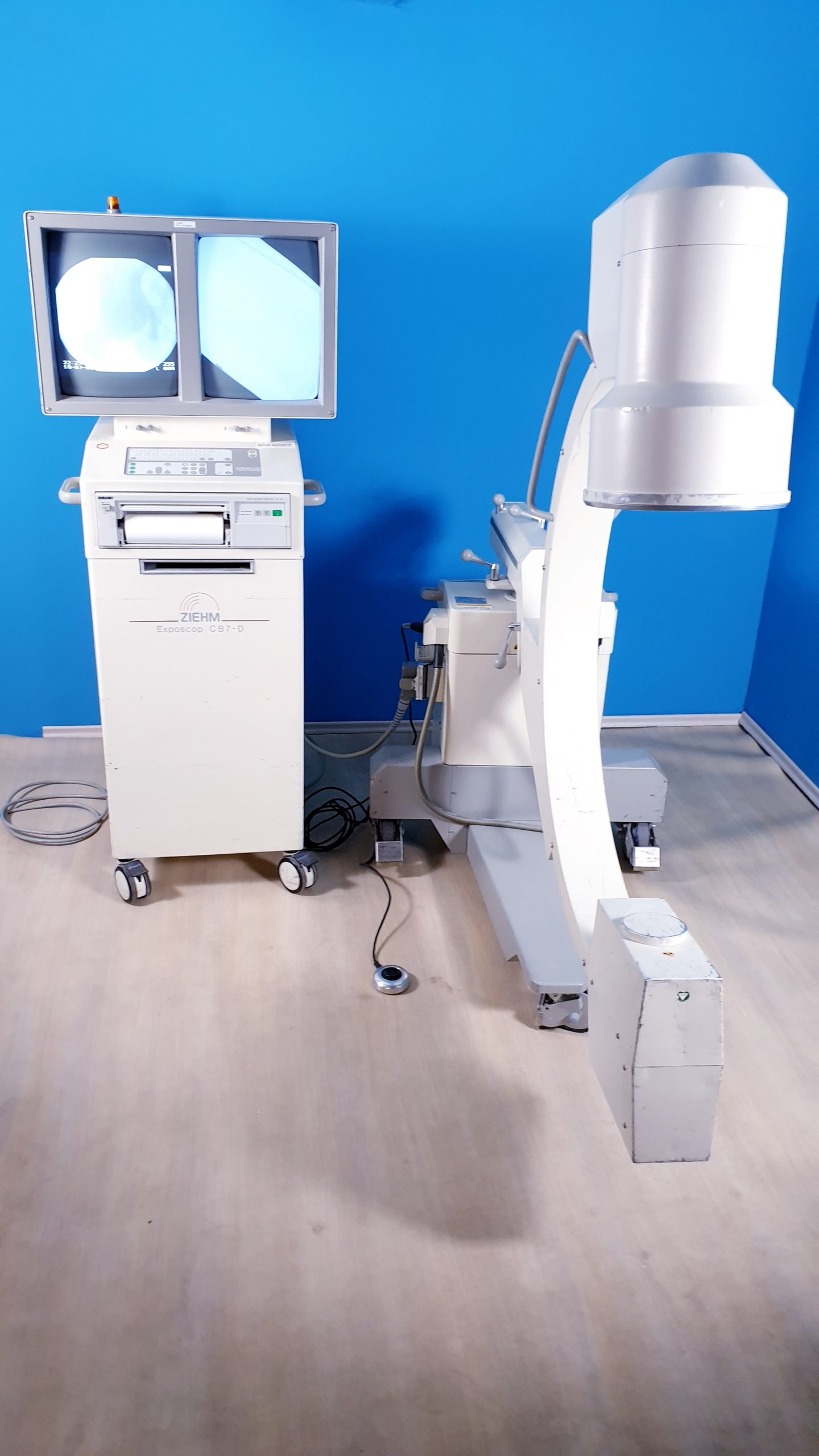 ZIEHM Exposcop CB7-D Fahrbarer C – Bogen mit Doppel-Monitor-Wagen — image 1 of 7
