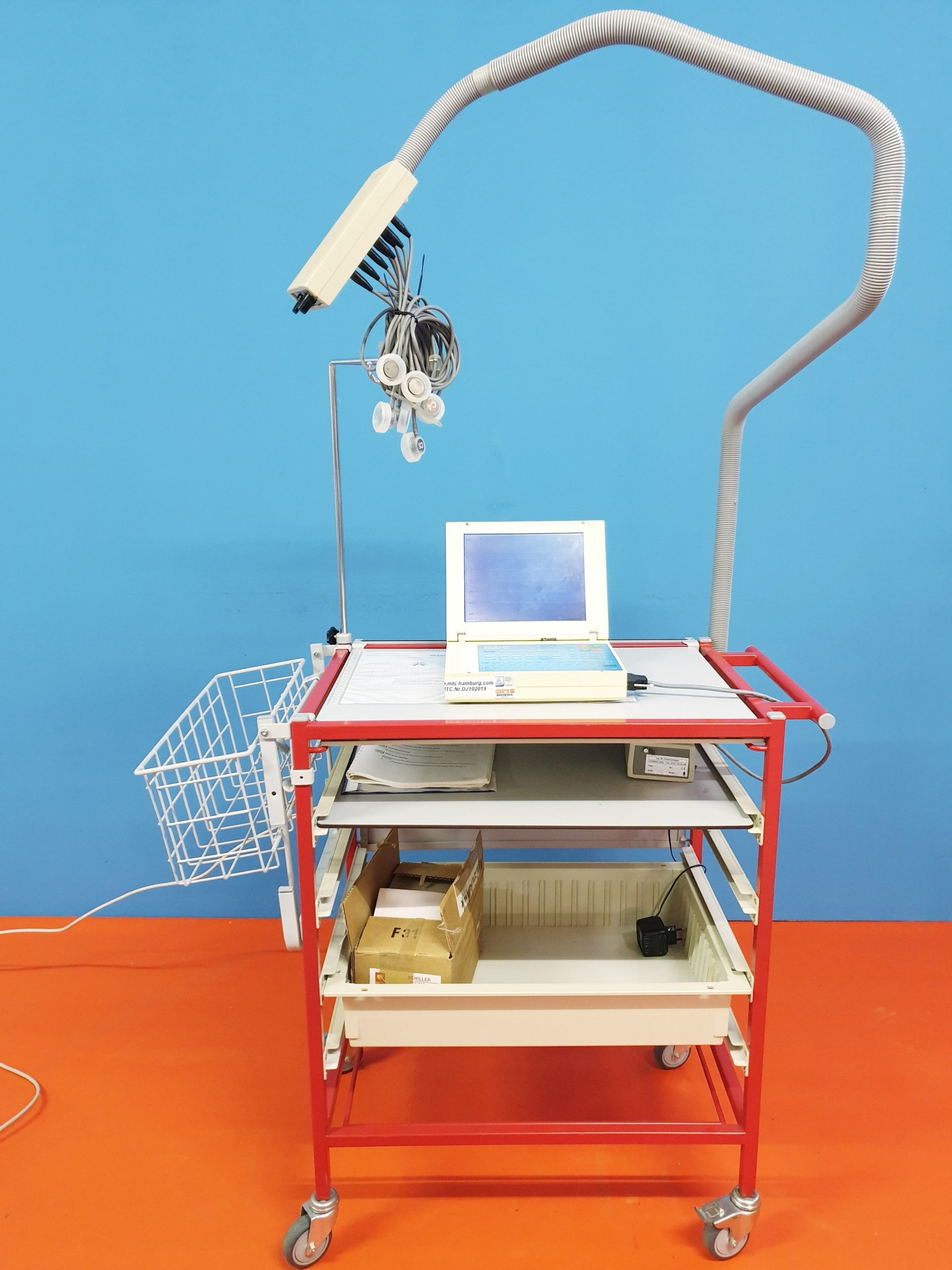 Schiller AT-5 EKG Gerät mit LCD Display mit Cardio VAC Sauganlage — image 1 of 5