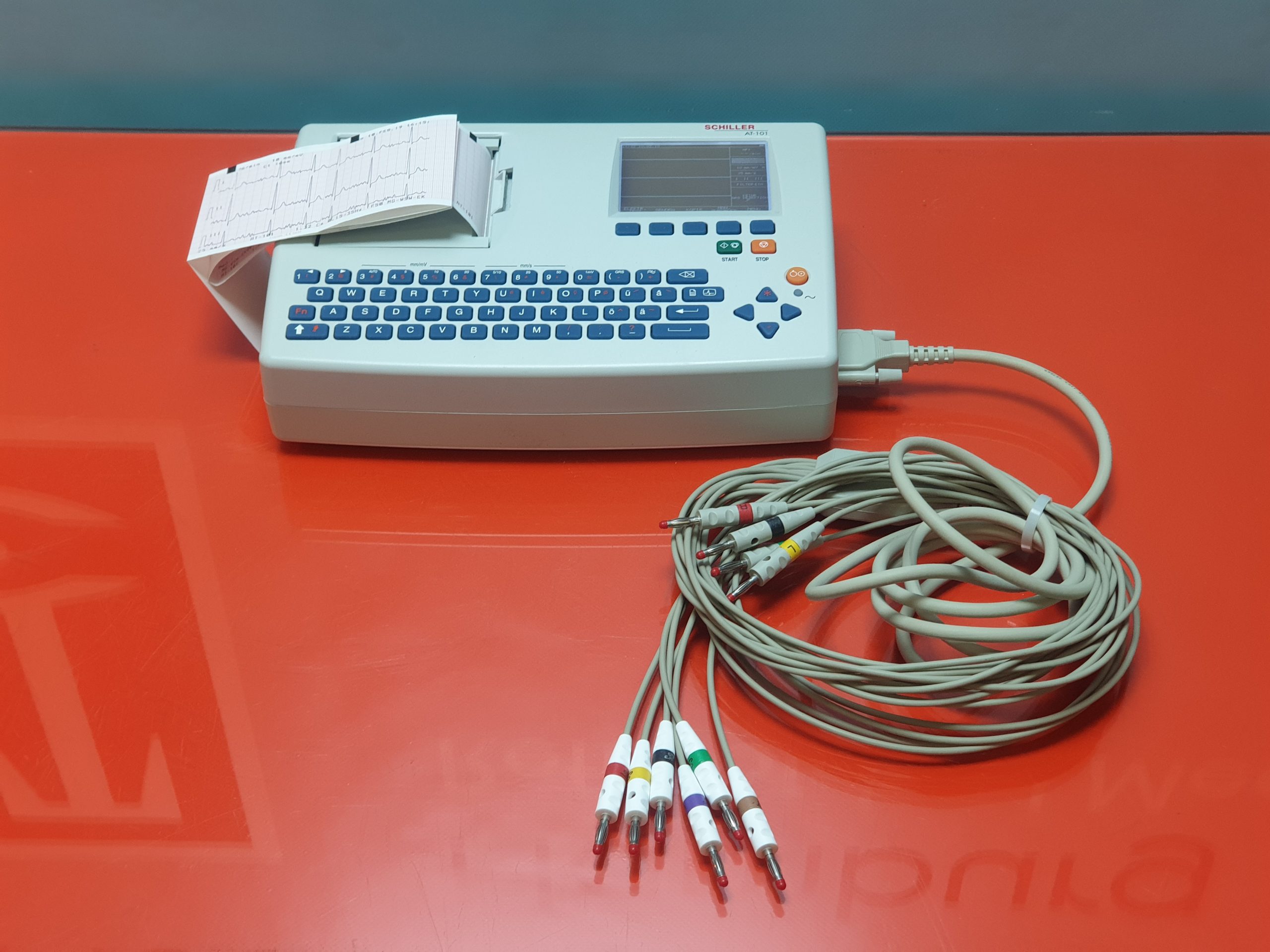 Schiller AT-101 EKG 12 Kanal Gerät mit LCD Display + Patientenkabel — image 1 of 5