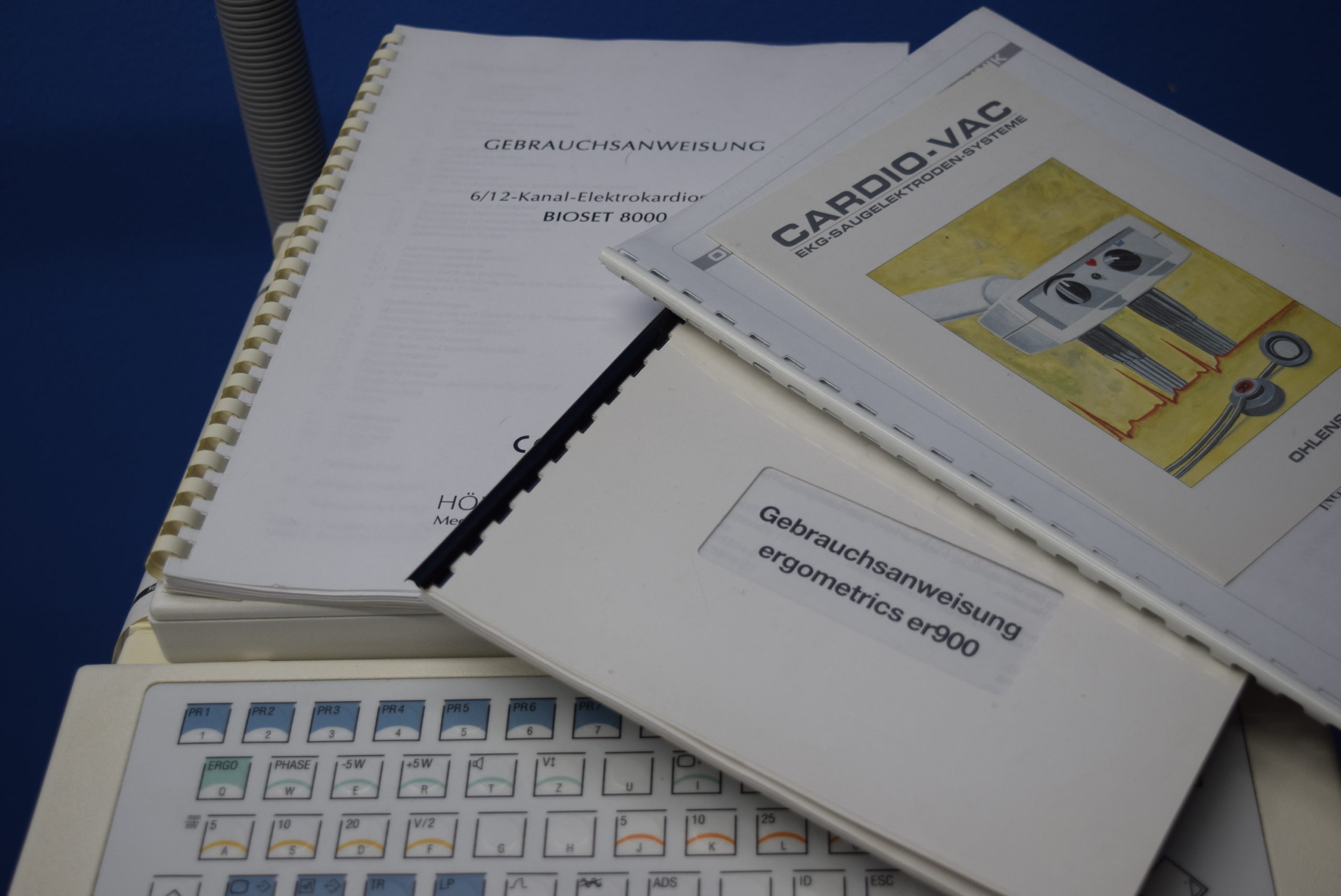 Ergometriemessplatz Ergoline 900 BIOSET 8000 und Cardio Vac Sauganlage — image 1 of 1
