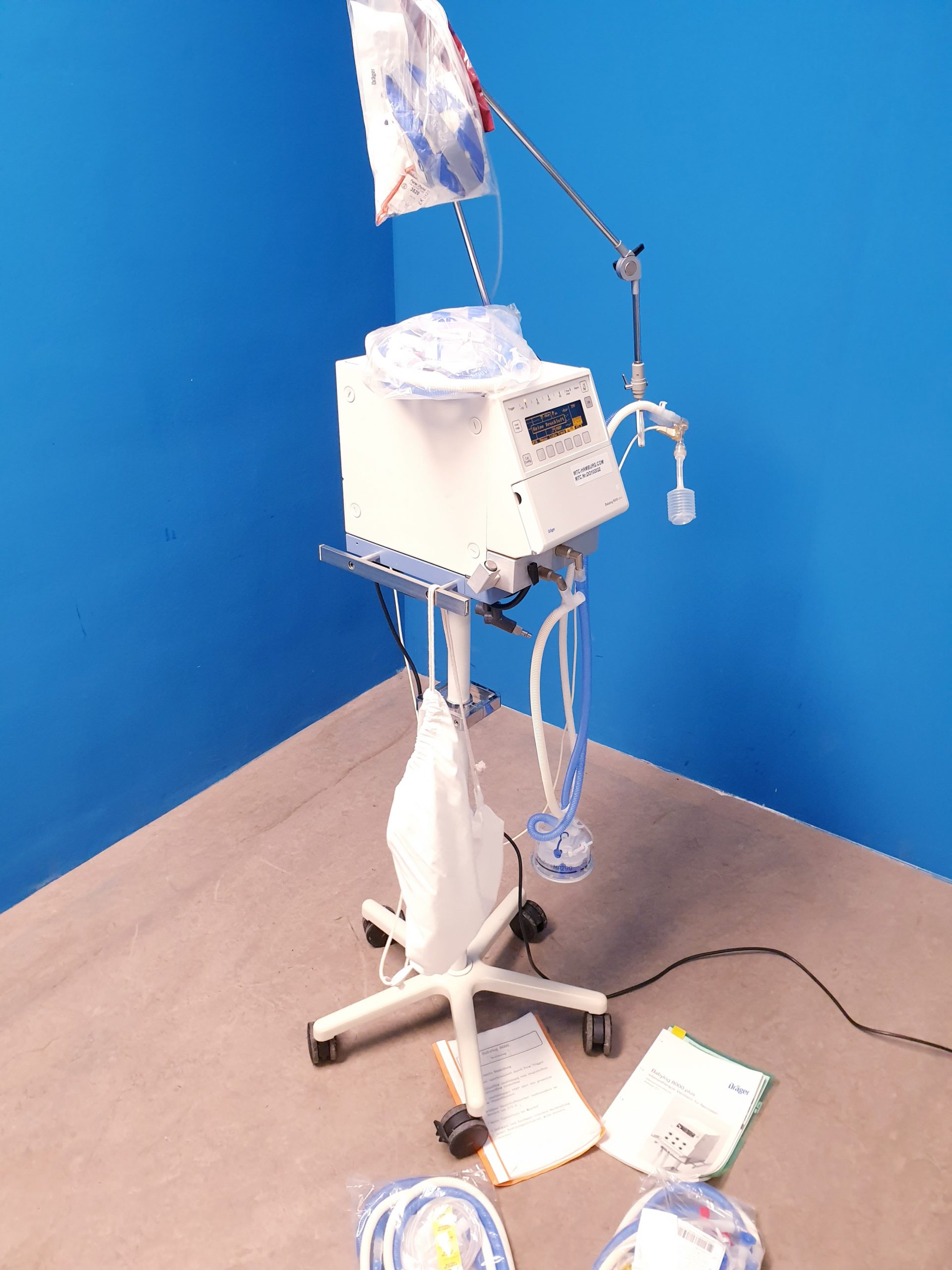 DRAGER Ventilator Babylog 8000 plus + fahrbarer Stativ — image 1 of 8