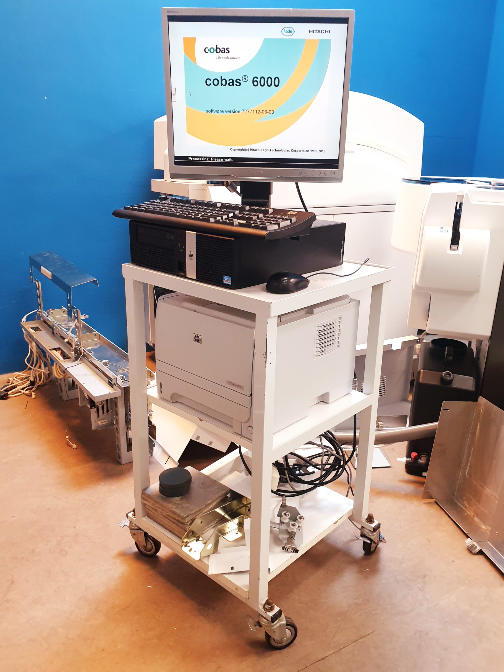 Roche Cobas 6000 Chemieanalysator mit cobas 501s c E Extension Iwaki magnet pump — image 1 of 45