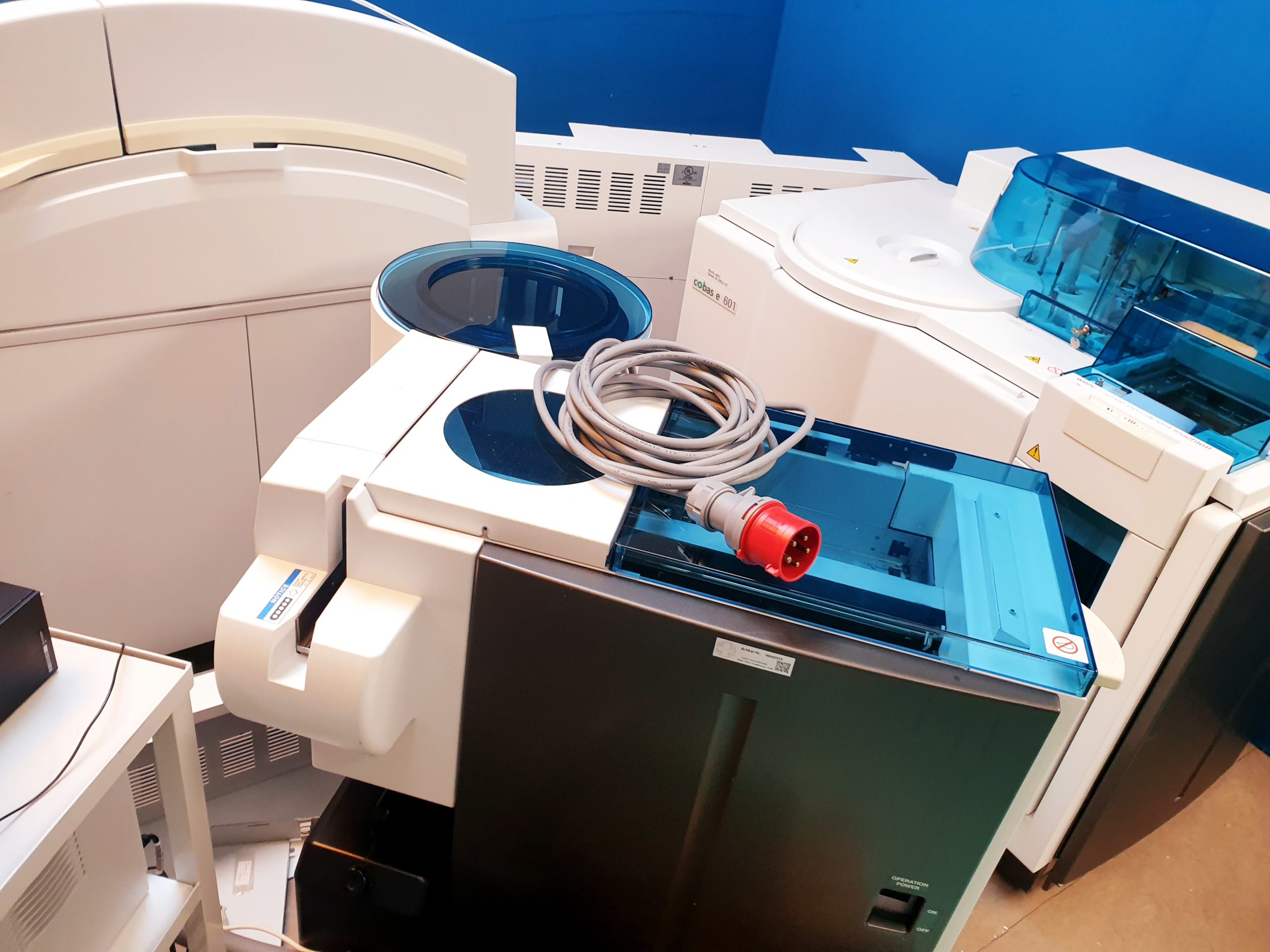 Roche Cobas 6000 Chemieanalysator mit cobas 501s c E Extension Iwaki magnet pump thumbnail 2