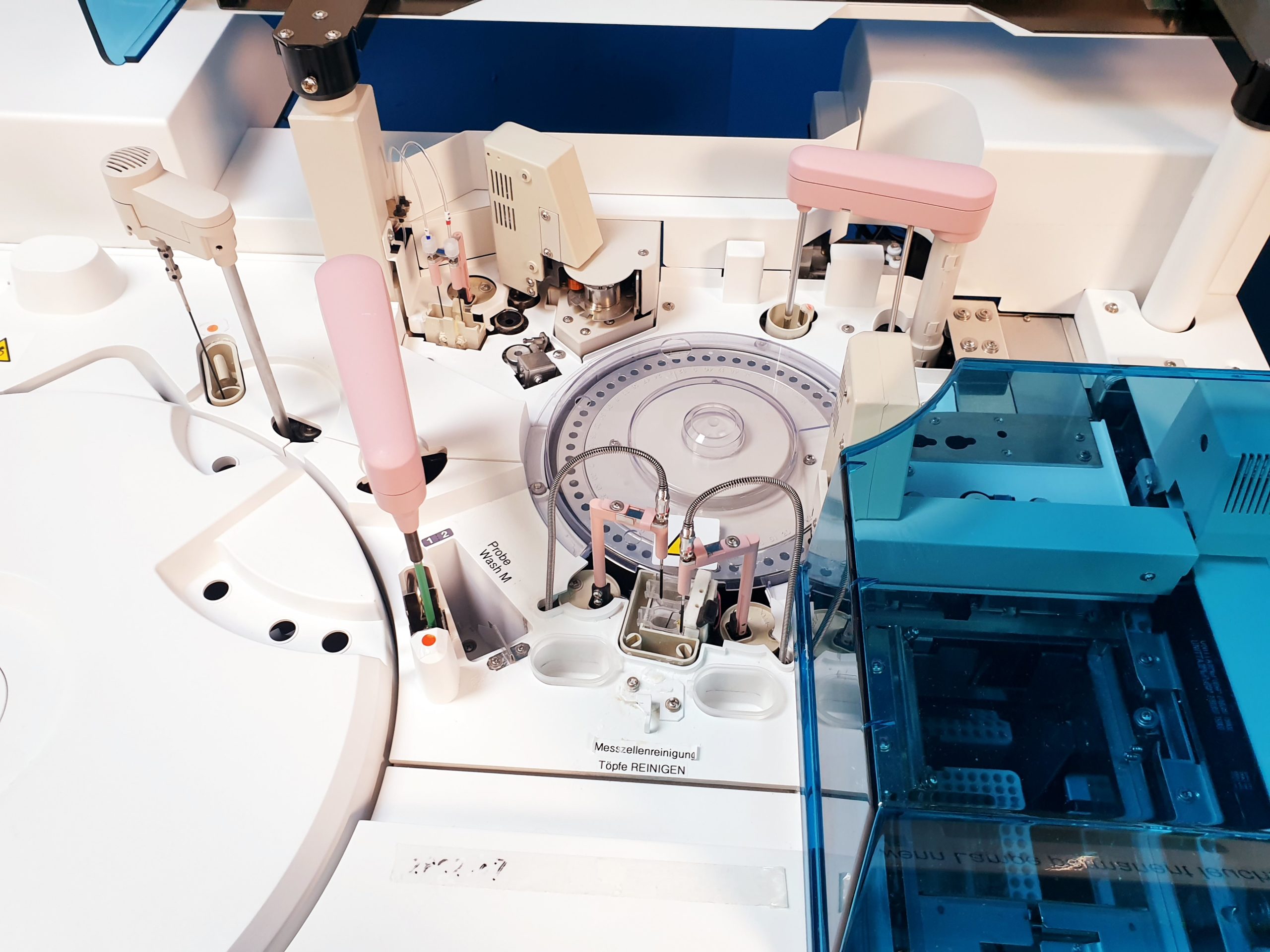 Roche Cobas 6000 Chemieanalysator mit cobas 501s c E Extension Iwaki magnet pump thumbnail 39