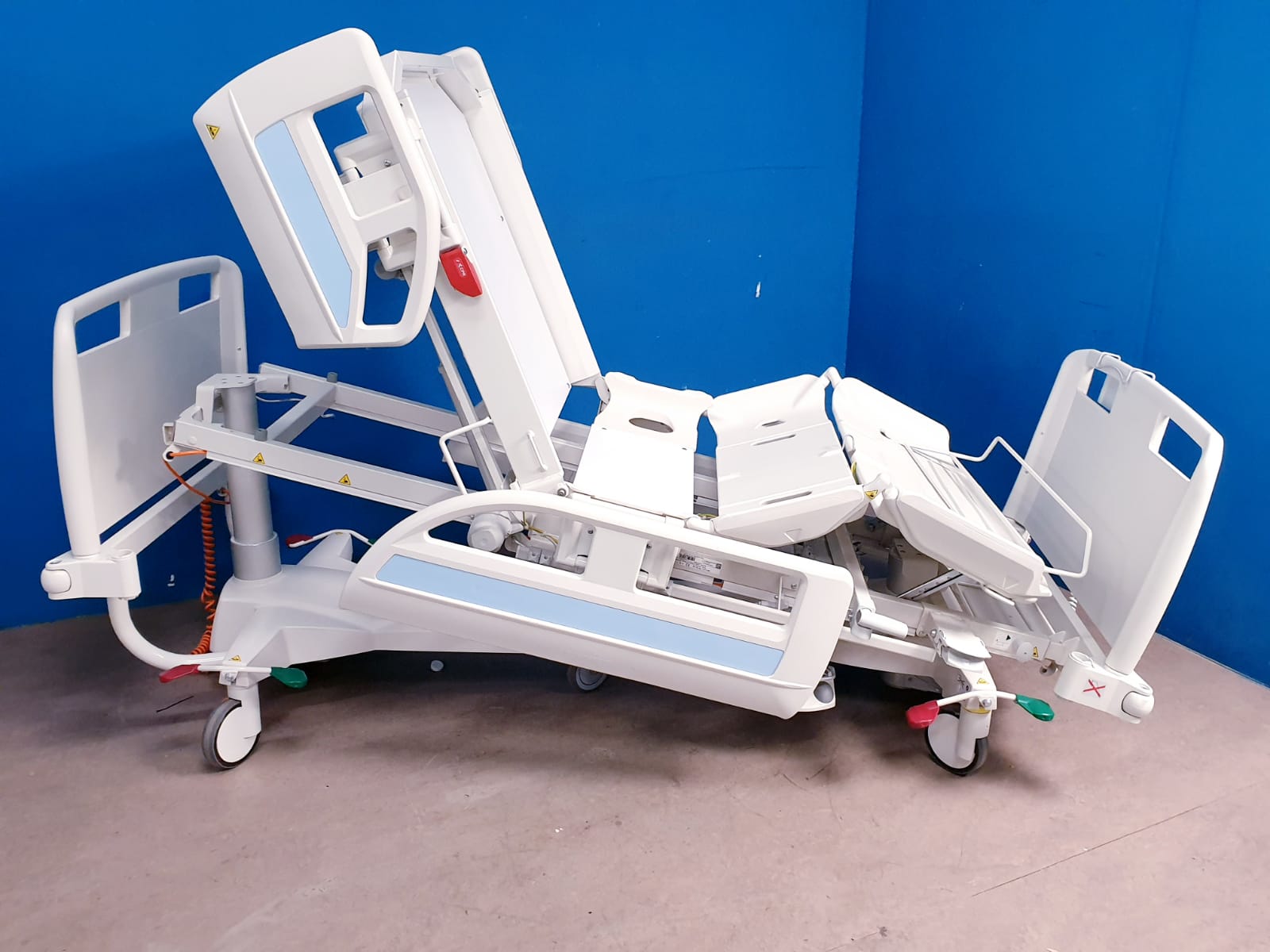 Linet PB4302M Pflegebett – Intensivbett — image 1 of 9