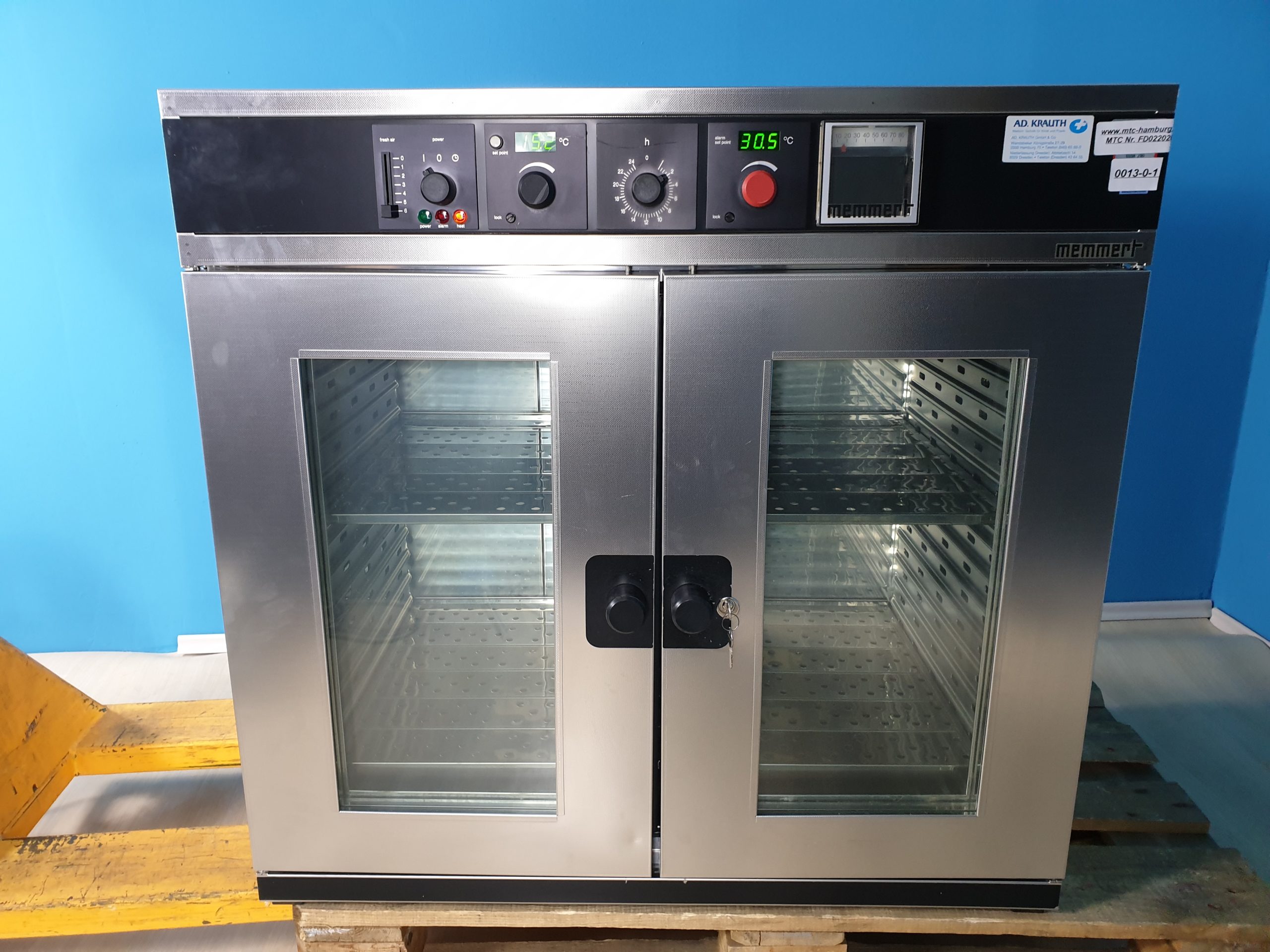 Memmert ULE 600 Wärmeschrank — image 1 of 5