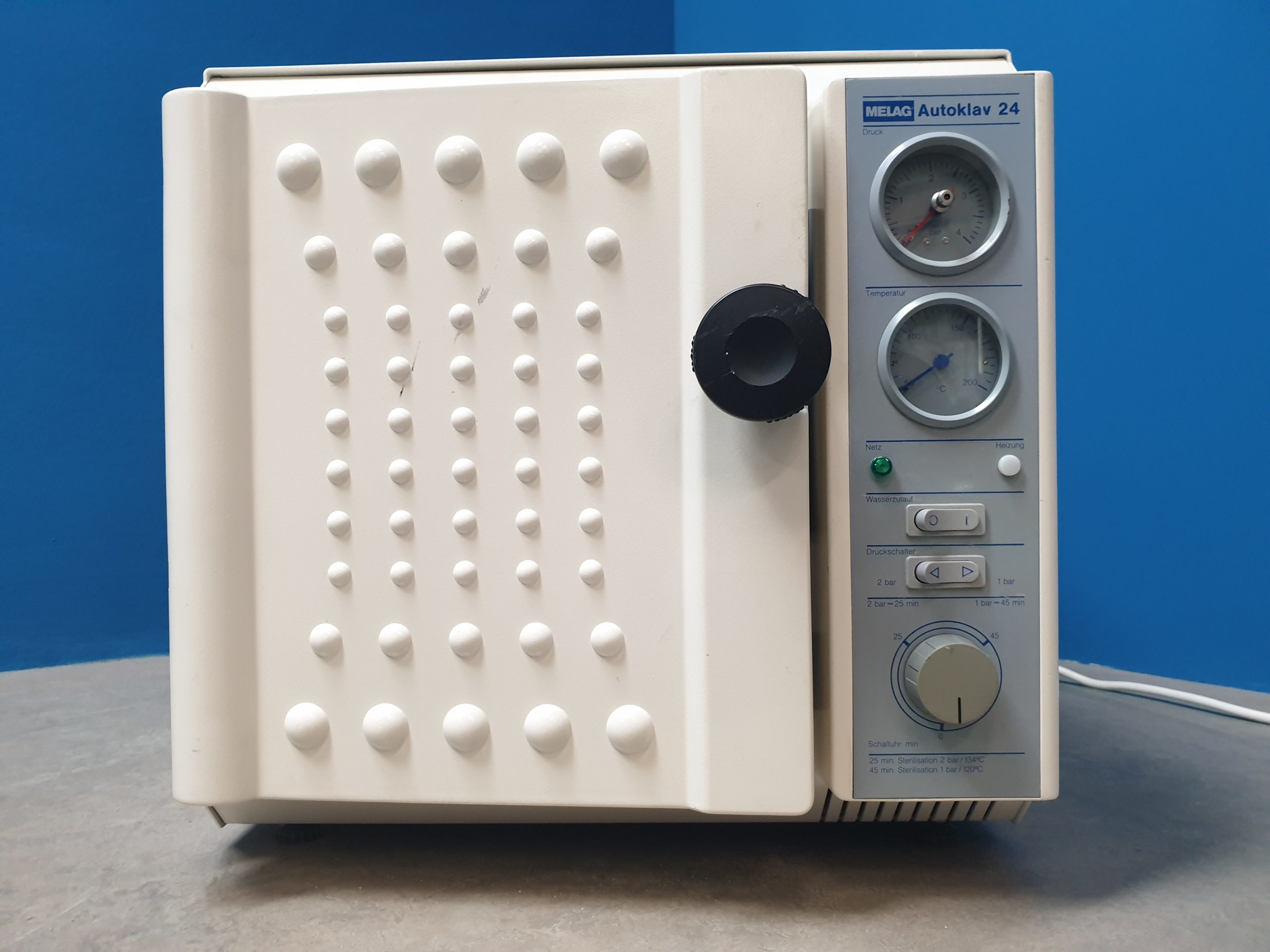 Melag 24 Autoklav + 4 Tabletts // Autoklav 24 Sterilisator — image 1 of 7