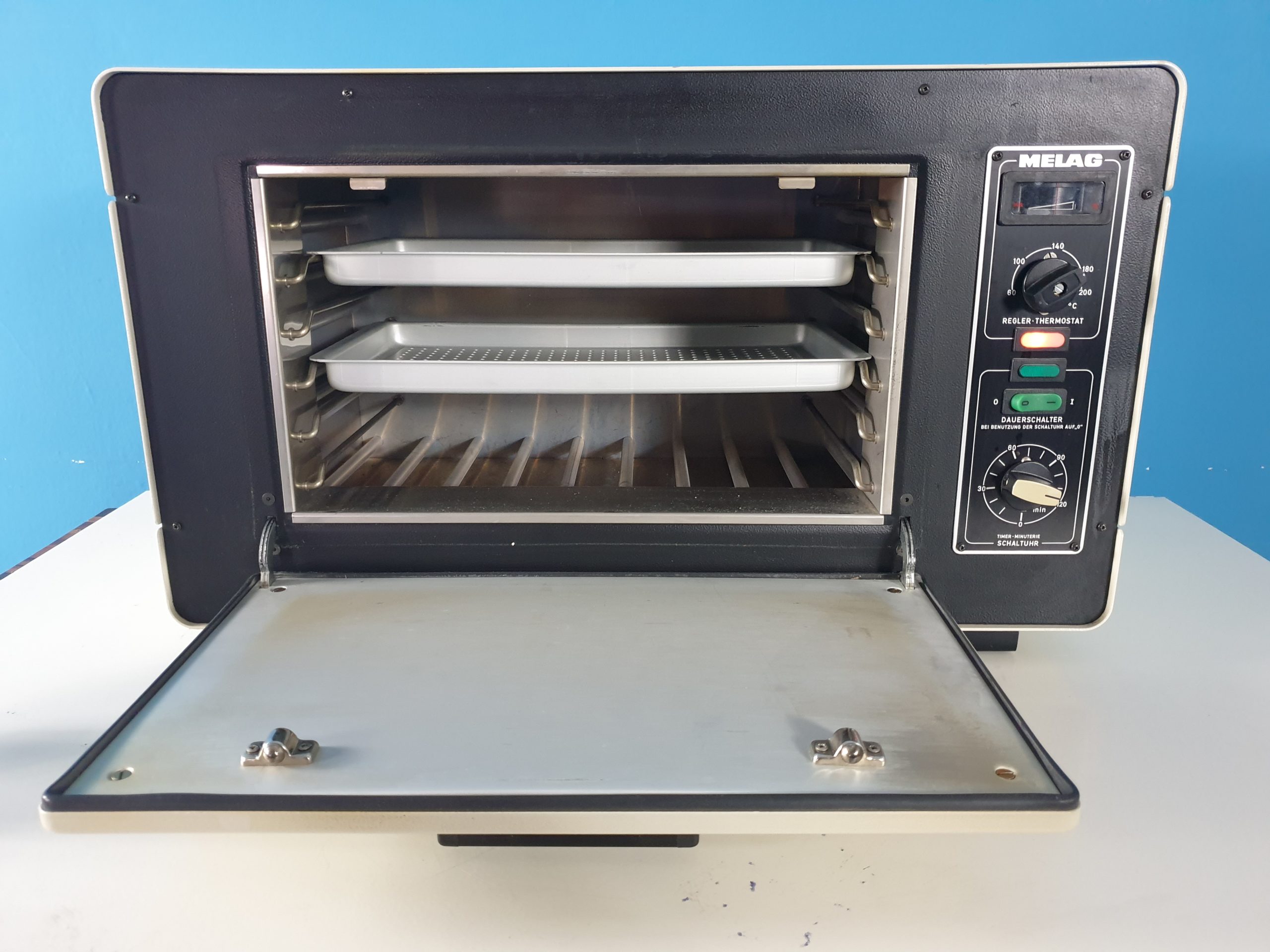 Melag 221 Heissluftsterilisator / Sterilisator 930 Watt mit 02 Tabletts — image 1 of 5