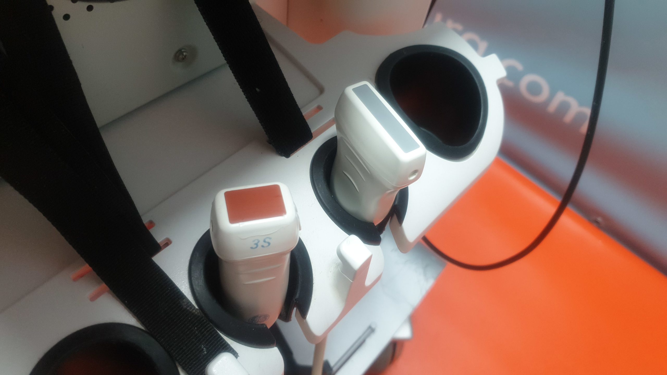 GE VIVID i 3S-RS , 8L-RS + Gerätewagen — image 1 of 4