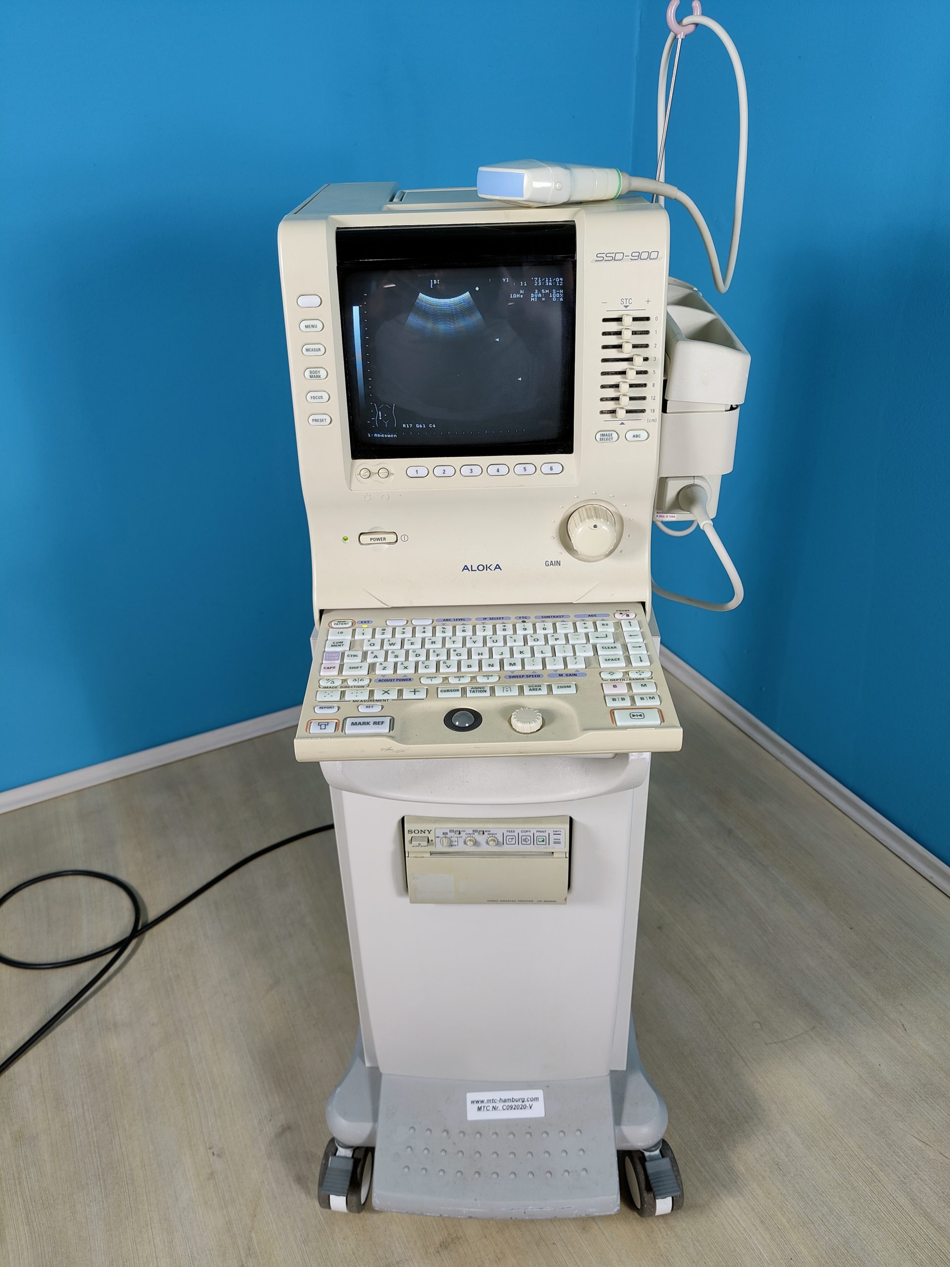 Aloka SSD-900 // SSD900 Ultraschallgerät mit 3.5 MHz Konvex Sonde, Gerätewagen und Printer Ultraschallgerät — image 1 of 6