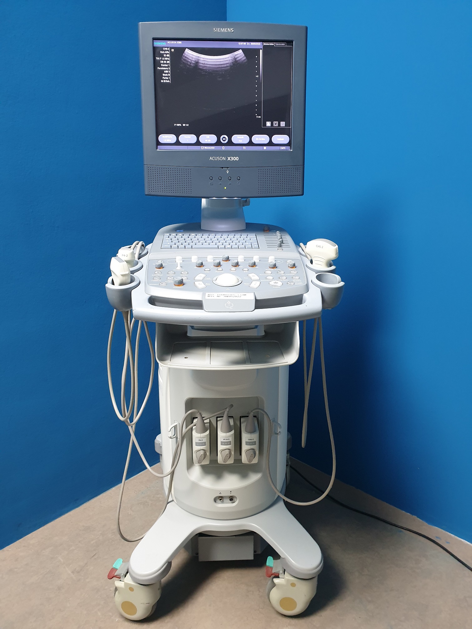 SIEMENS X300 // X 300 CH5-2 + P4-2 Sonden + VF10-5 Linear – Konvex + Echo + Linear – Kardiomaschine DOM 2009 — image 1 of 14