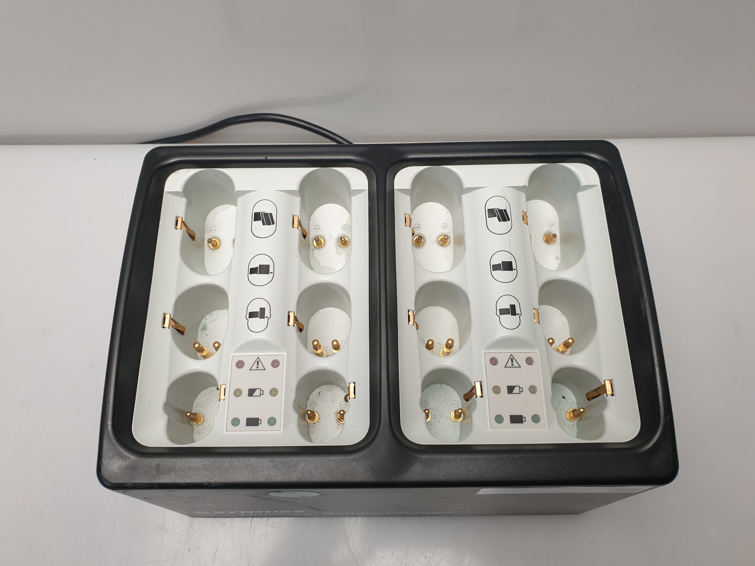Synthes Universal 530-601 Batterieladegerät — image 1 of 5